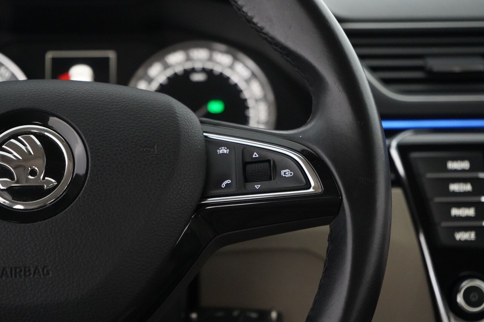 Skoda Superb 2016 2,0 TDI 190 4x4 L&K DSG Autom. *Ilmastoidut penkit muistilla / Webasto / ACC / Koukku / Kamera / Canton* - Kahdet renkaat vanteilla / Juuri katsastettu / L&K / Neliveto - HULLUT AVAJAISHULINAT KORKOTARJOUS 3,29 %