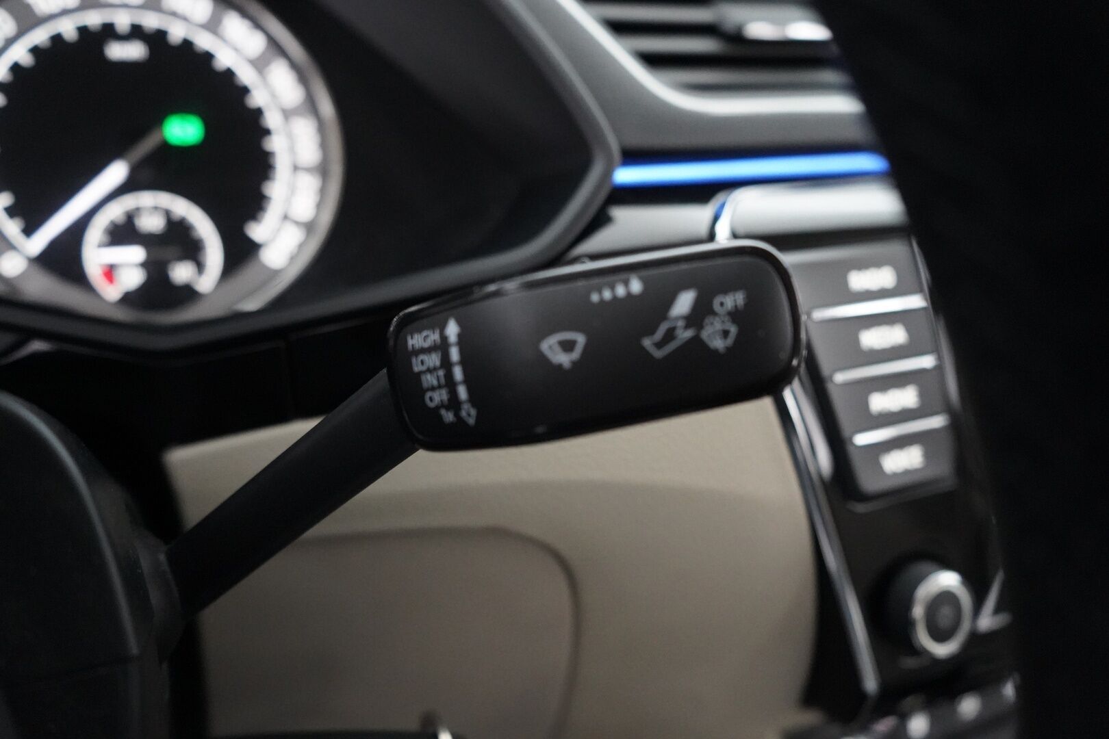 Skoda Superb 2016 2,0 TDI 190 4x4 L&K DSG Autom. *Ilmastoidut penkit muistilla / Webasto / ACC / Koukku / Kamera / Canton* - Kahdet renkaat vanteilla / Juuri katsastettu / L&K / Neliveto - HULLUT AVAJAISHULINAT KORKOTARJOUS 3,29 %