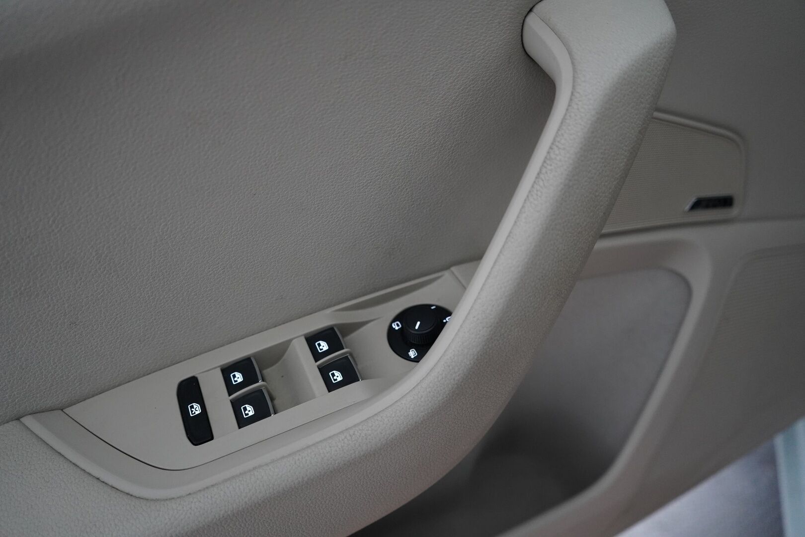 Skoda Superb 2016 2,0 TDI 190 4x4 L&K DSG Autom. *Ilmastoidut penkit muistilla / Webasto / ACC / Koukku / Kamera / Canton* - Kahdet renkaat vanteilla / Fiksut huollot / L&K / Neliveto 