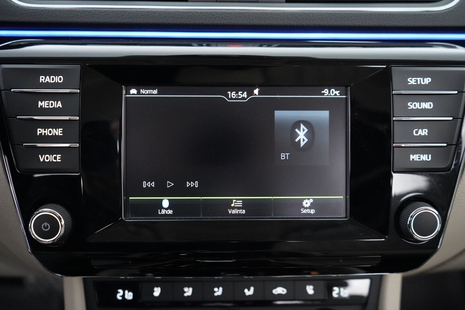 Skoda Superb 2016 2,0 TDI 190 4x4 L&K DSG Autom. *Ilmastoidut penkit muistilla / Webasto / ACC / Koukku / Kamera / Canton* - Kahdet renkaat vanteilla / Fiksut huollot / L&K / Neliveto 