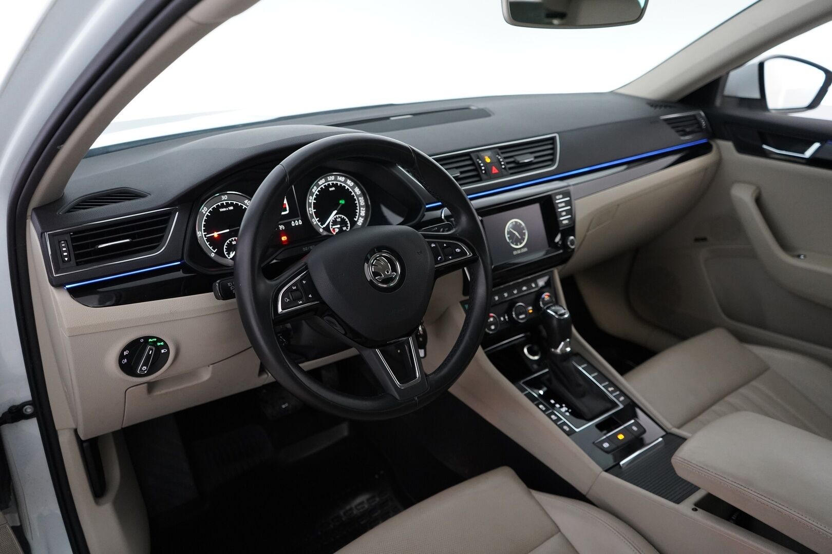 Skoda Superb 2016 2,0 TDI 190 4x4 L&K DSG Autom. *Ilmastoidut penkit muistilla / Webasto / ACC / Koukku / Kamera / Canton* - Kahdet renkaat vanteilla / Fiksut huollot / L&K / Neliveto 