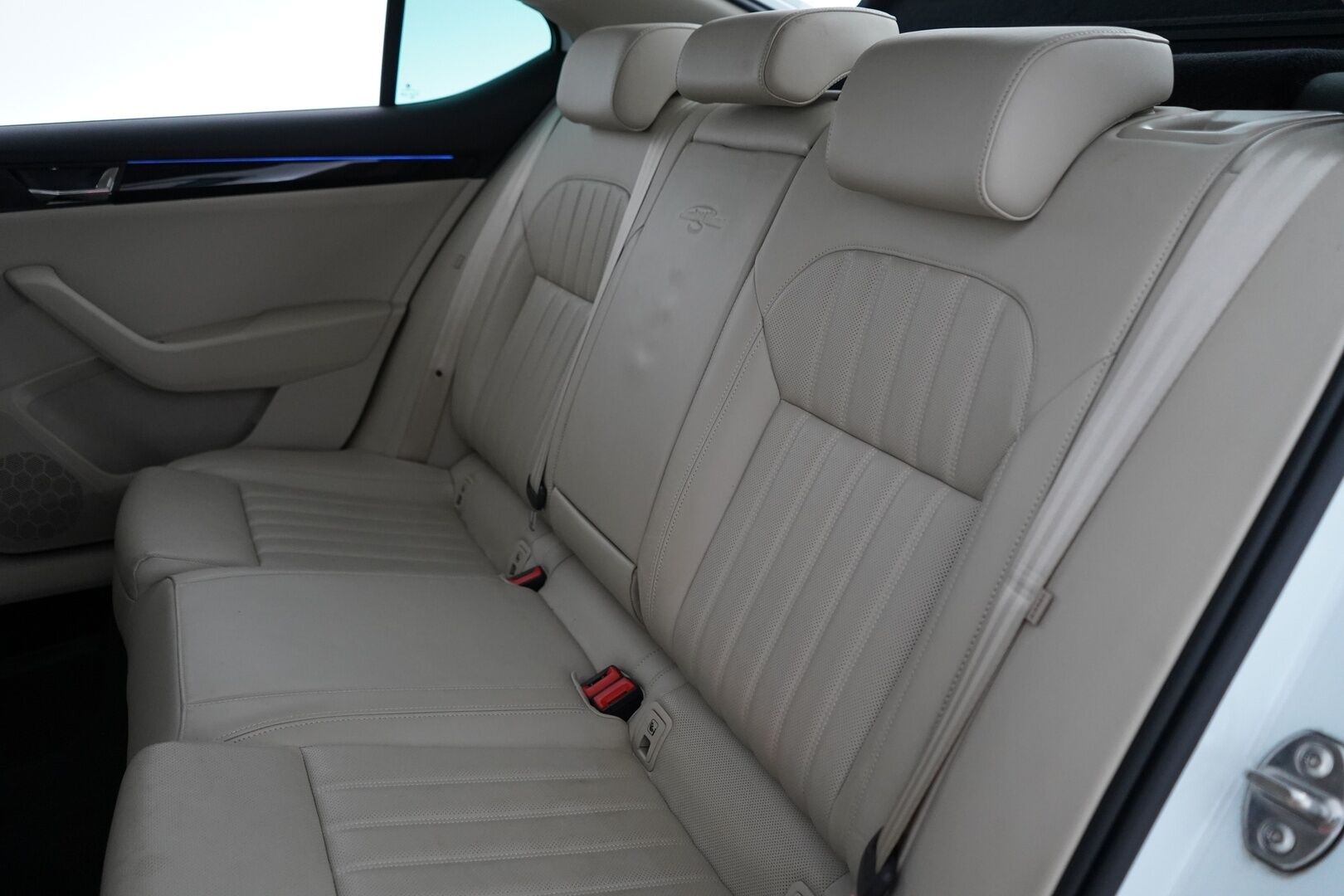 Skoda Superb 2016 2,0 TDI 190 4x4 L&K DSG Autom. *Ilmastoidut penkit muistilla / Webasto / ACC / Koukku / Kamera / Canton* - Kahdet renkaat vanteilla / Juuri katsastettu / L&K / Neliveto - HULLUT AVAJAISHULINAT KORKOTARJOUS 3,29 %