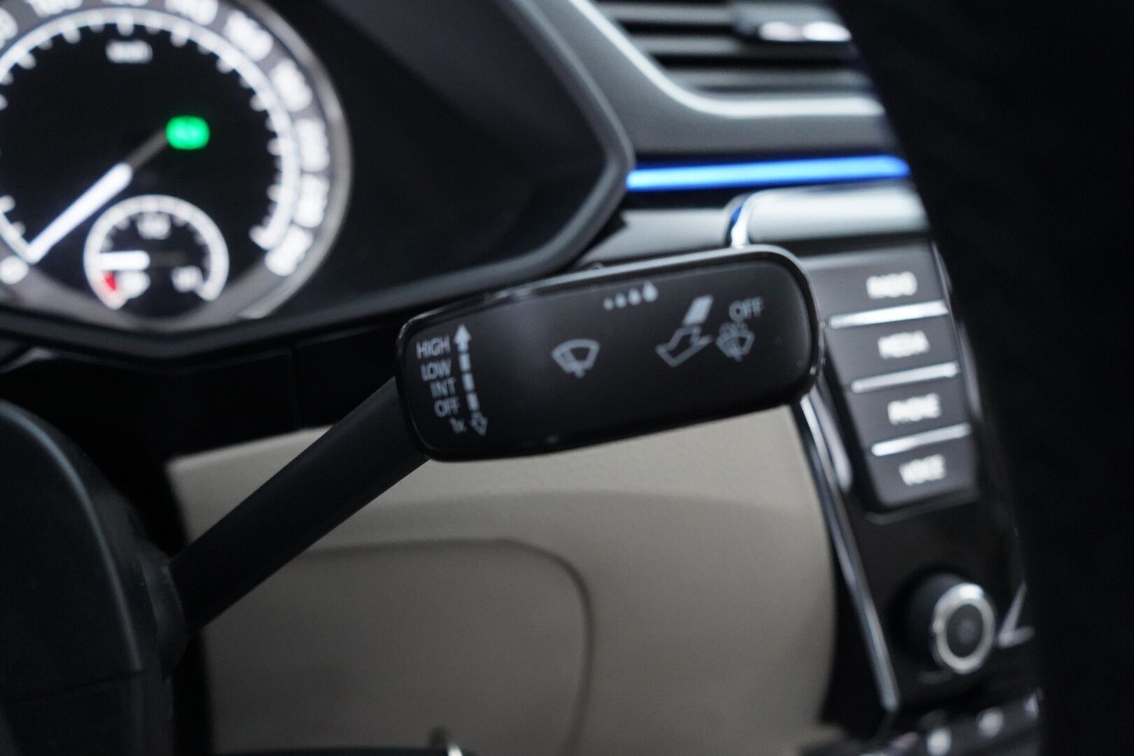 Skoda Superb 2016 2,0 TDI 190 4x4 L&K DSG Autom. *Ilmastoidut penkit muistilla / Webasto / ACC / Koukku / Kamera / Canton* - Kahdet renkaat vanteilla / Juuri katsastettu / L&K / Neliveto - HULLUT AVAJAISHULINAT KORKOTARJOUS 3,29 %