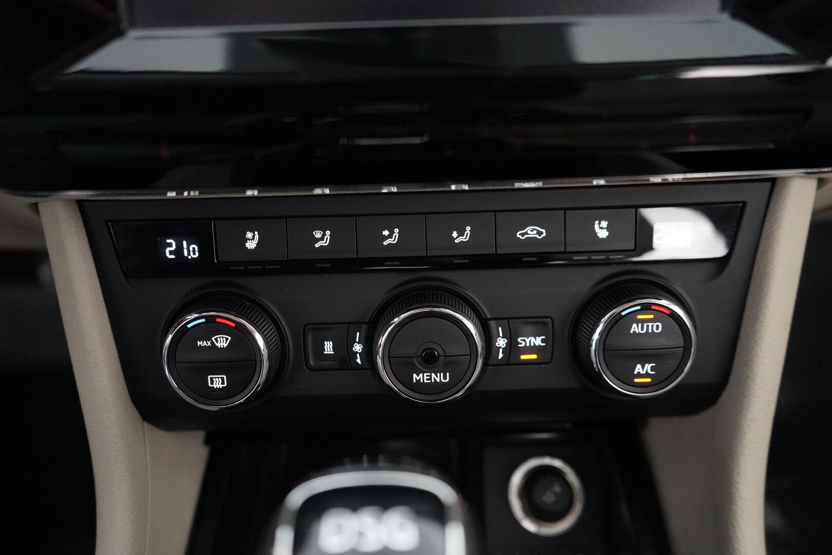 Skoda Superb 2016 2,0 TDI 190 4x4 L&K DSG Autom. *Ilmastoidut penkit muistilla / Webasto / ACC / Koukku / Kamera / Canton* - Kahdet renkaat vanteilla / Fiksut huollot / L&K / Neliveto 