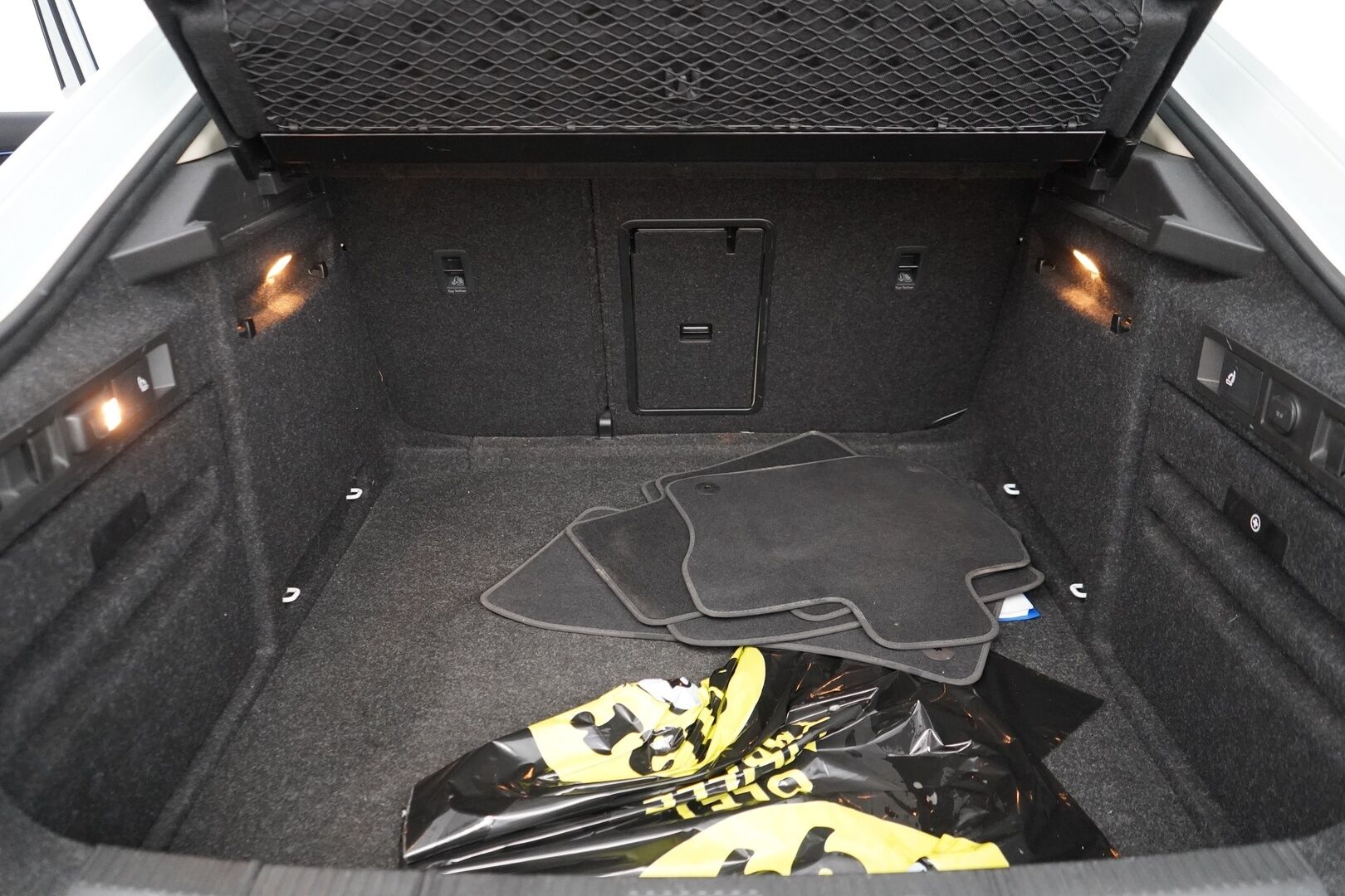 Skoda Superb 2016 2,0 TDI 190 4x4 L&K DSG Autom. *Ilmastoidut penkit muistilla / Webasto / ACC / Koukku / Kamera / Canton* - Kahdet renkaat vanteilla / Fiksut huollot / L&K / Neliveto 