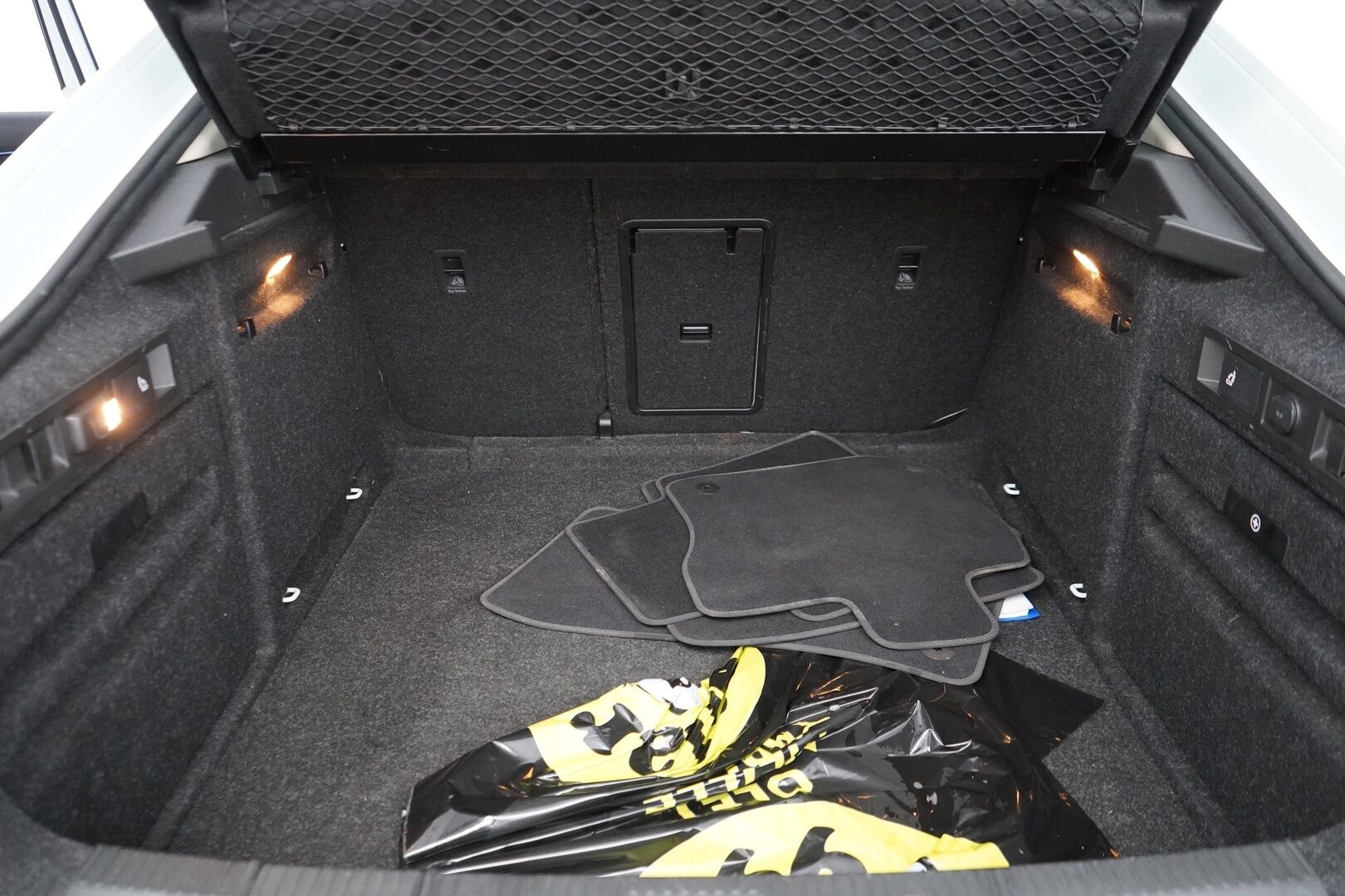 Skoda Superb 2016 2,0 TDI 190 4x4 L&K DSG Autom. *Ilmastoidut penkit muistilla / Webasto / ACC / Koukku / Kamera / Canton* - Kahdet renkaat vanteilla / Fiksut huollot / L&K / Neliveto 