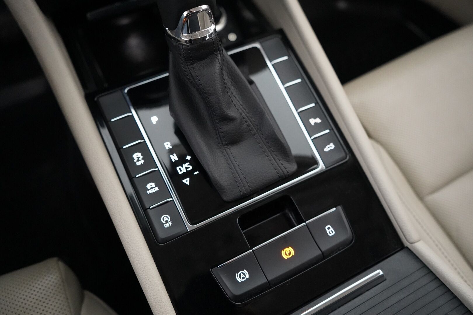 Skoda Superb 2016 2,0 TDI 190 4x4 L&K DSG Autom. *Ilmastoidut penkit muistilla / Webasto / ACC / Koukku / Kamera / Canton* - Kahdet renkaat vanteilla / Juuri katsastettu / L&K / Neliveto - HULLUT AVAJAISHULINAT KORKOTARJOUS 3,29 %