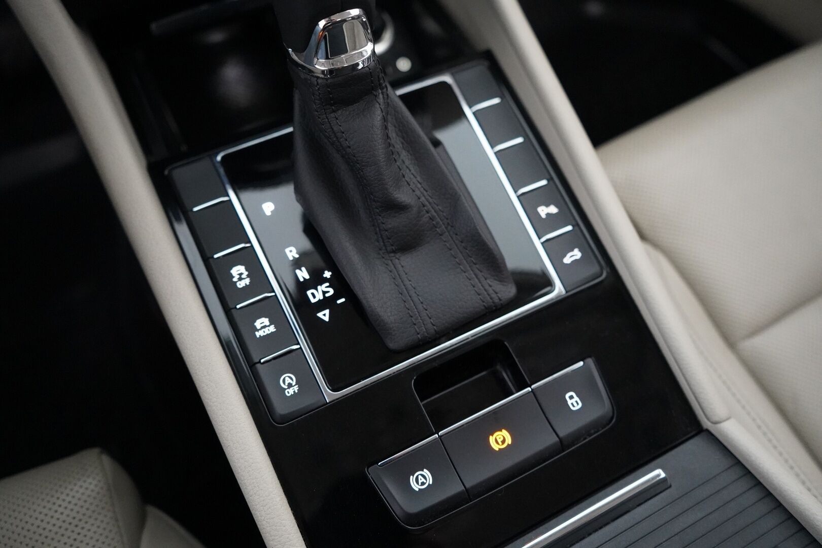 Skoda Superb 2016 2,0 TDI 190 4x4 L&K DSG Autom. *Ilmastoidut penkit muistilla / Webasto / ACC / Koukku / Kamera / Canton* - Kahdet renkaat vanteilla / Juuri katsastettu / L&K / Neliveto - HULLUT AVAJAISHULINAT KORKOTARJOUS 3,29 %