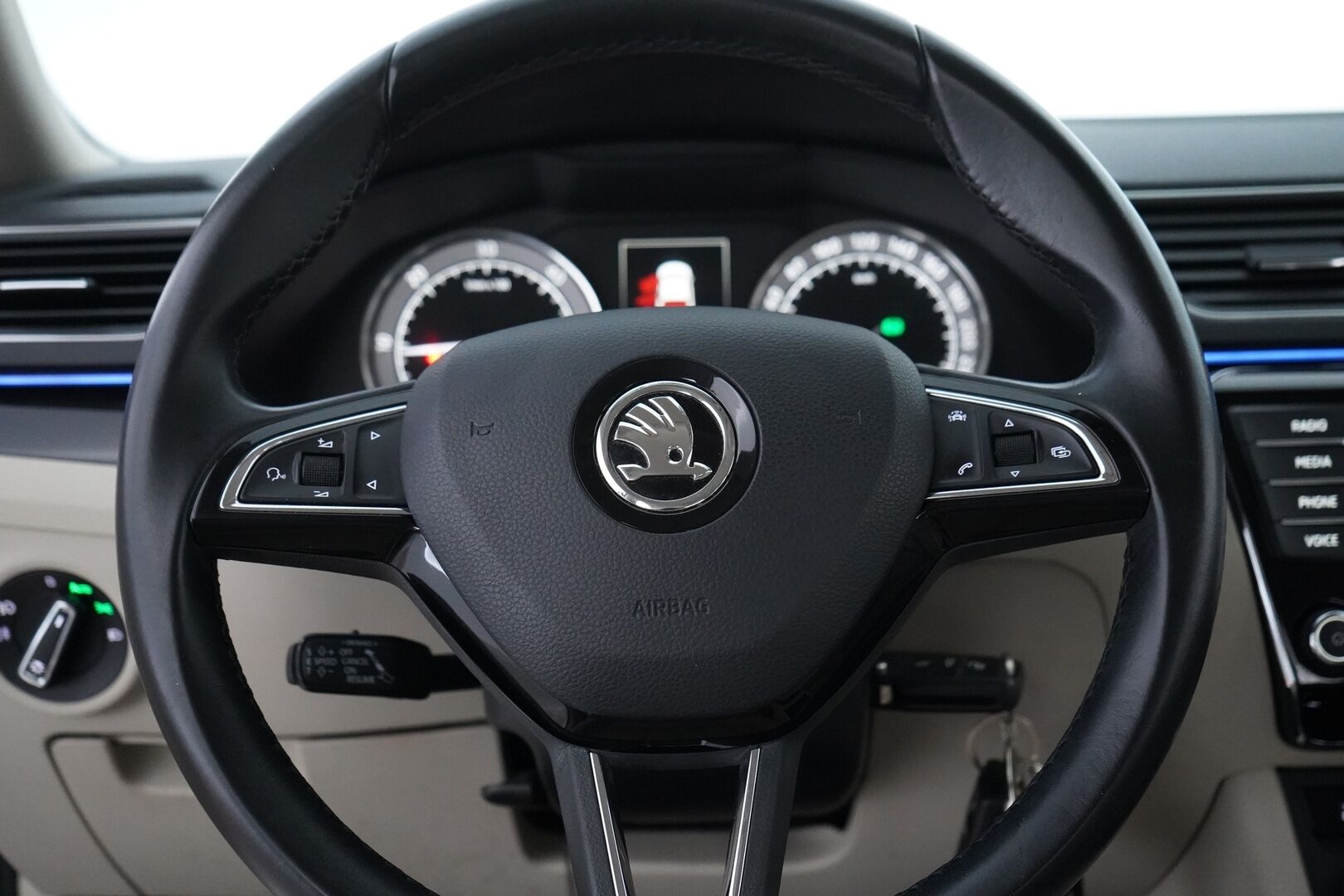 Skoda Superb 2016 2,0 TDI 190 4x4 L&K DSG Autom. *Ilmastoidut penkit muistilla / Webasto / ACC / Koukku / Kamera / Canton* - Kahdet renkaat vanteilla / Juuri katsastettu / L&K / Neliveto - HULLUT AVAJAISHULINAT KORKOTARJOUS 3,29 %