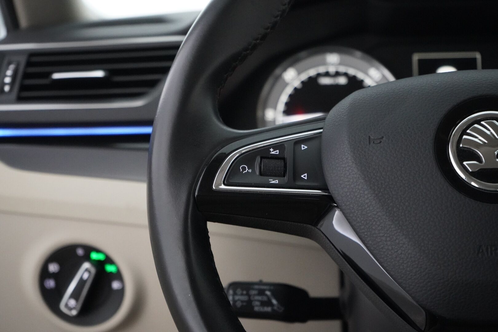 Skoda Superb 2016 2,0 TDI 190 4x4 L&K DSG Autom. *Ilmastoidut penkit muistilla / Webasto / ACC / Koukku / Kamera / Canton* - Kahdet renkaat vanteilla / Fiksut huollot / L&K / Neliveto 