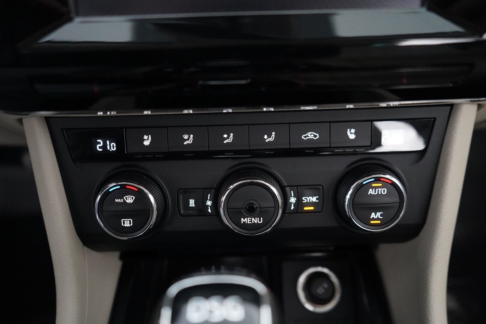 Skoda Superb 2016 2,0 TDI 190 4x4 L&K DSG Autom. *Ilmastoidut penkit muistilla / Webasto / ACC / Koukku / Kamera / Canton* - Kahdet renkaat vanteilla / Fiksut huollot / L&K / Neliveto 