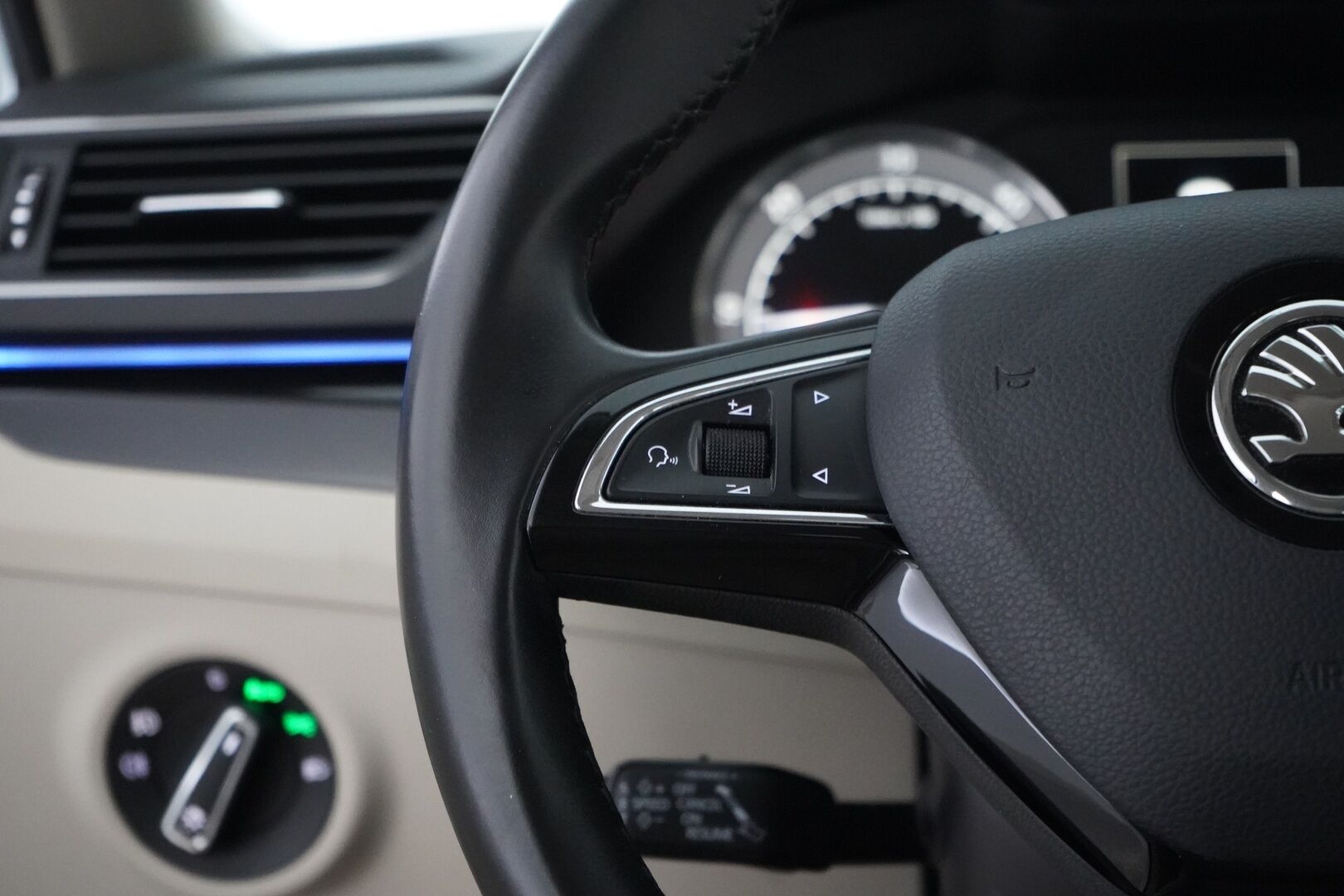 Skoda Superb 2016 2,0 TDI 190 4x4 L&K DSG Autom. *Ilmastoidut penkit muistilla / Webasto / ACC / Koukku / Kamera / Canton* - Kahdet renkaat vanteilla / Fiksut huollot / L&K / Neliveto 