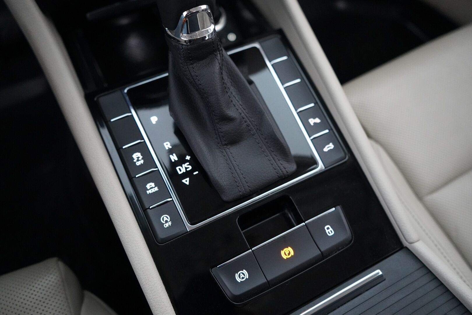 Skoda Superb 2016 2,0 TDI 190 4x4 L&K DSG Autom. *Ilmastoidut penkit muistilla / Webasto / ACC / Koukku / Kamera / Canton* - Kahdet renkaat vanteilla / Juuri katsastettu / L&K / Neliveto - HULLUT AVAJAISHULINAT KORKOTARJOUS 3,29 %