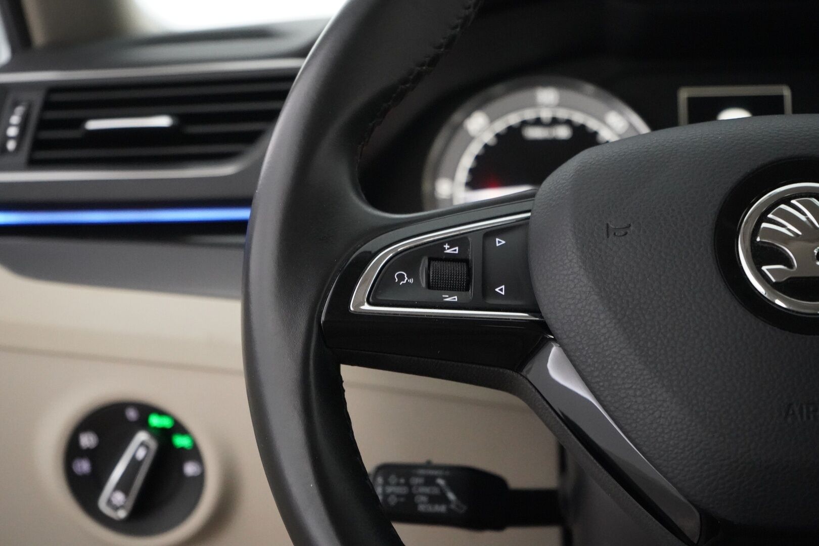 Skoda Superb 2016 2,0 TDI 190 4x4 L&K DSG Autom. *Ilmastoidut penkit muistilla / Webasto / ACC / Koukku / Kamera / Canton* - Kahdet renkaat vanteilla / Juuri katsastettu / L&K / Neliveto - HULLUT AVAJAISHULINAT KORKOTARJOUS 3,29 %