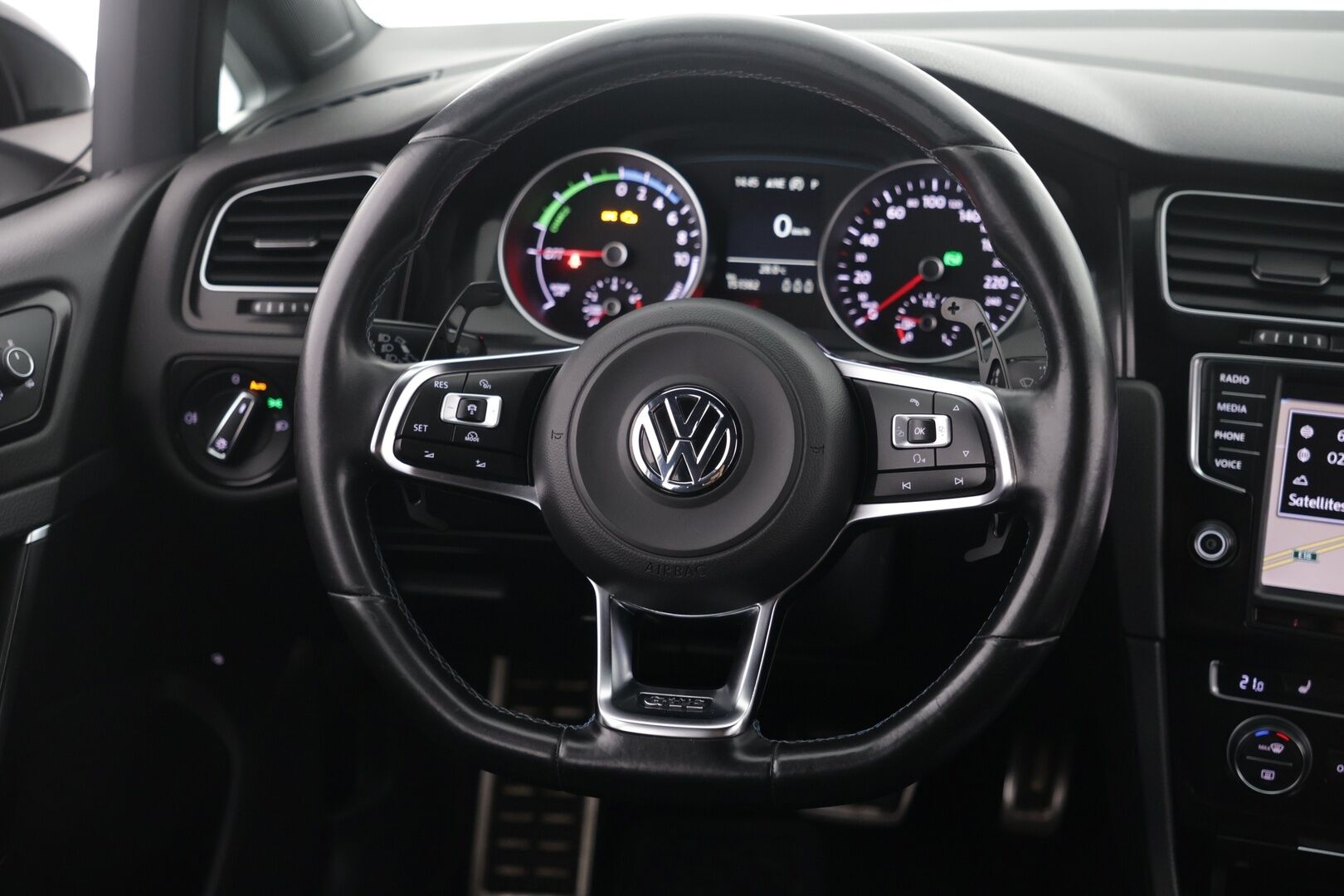 Volkswagen Golf 2015 GTE Plug-In Hybrid 150 kW (204 hv) DSG-automaatti - Adapt. Vak. / Kaistavahti / P. Tutkat / Discover Pro / Esilämmitys!