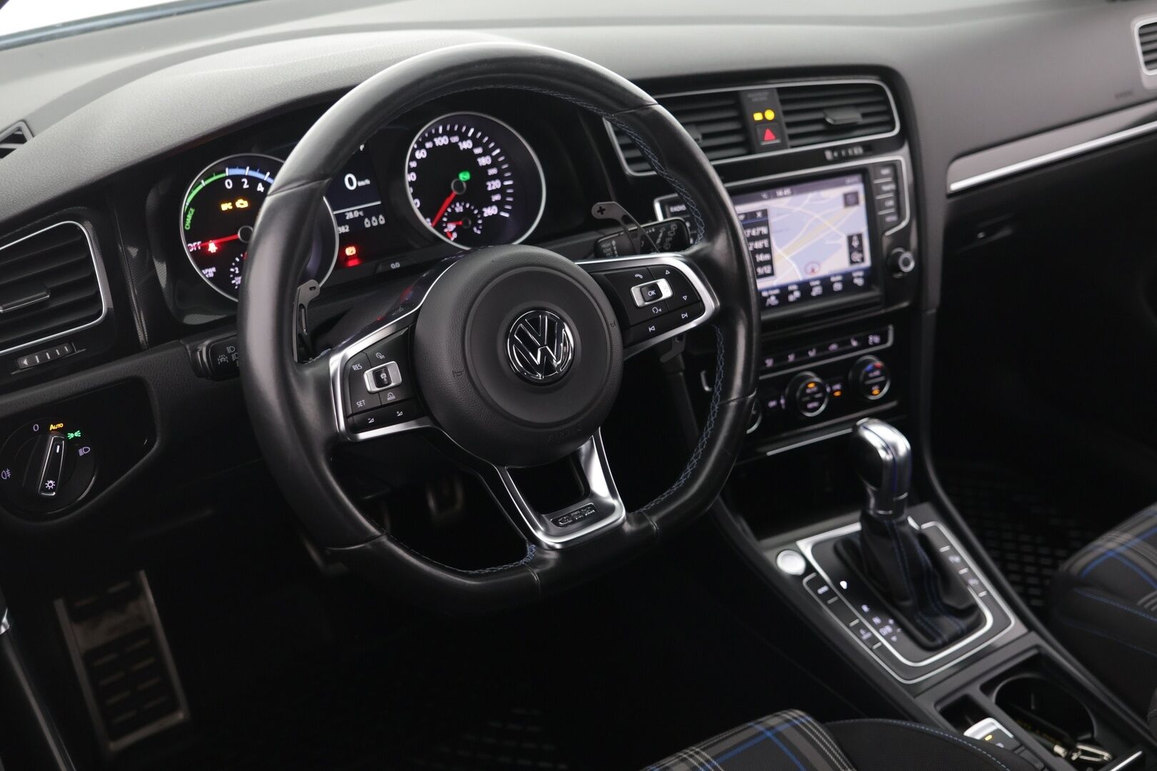 Volkswagen Golf 2015 GTE Plug-In Hybrid 150 kW (204 hv) DSG-automaatti - Adapt. Vak. / Kaistavahti / P. Tutkat / Discover Pro / Esilämmitys!