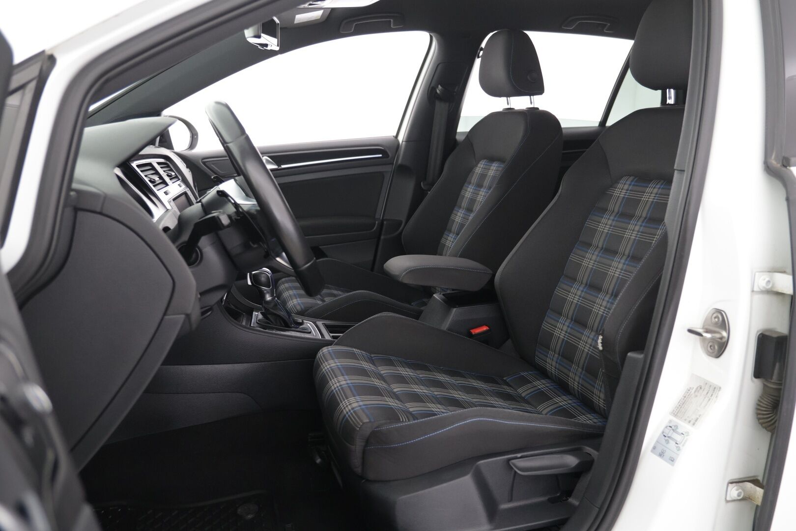 Volkswagen Golf 2015 GTE Plug-In Hybrid 150 kW (204 hv) DSG-automaatti - Adapt. Vak. / Kaistavahti / P. Tutkat / Discover Pro / Esilämmitys!