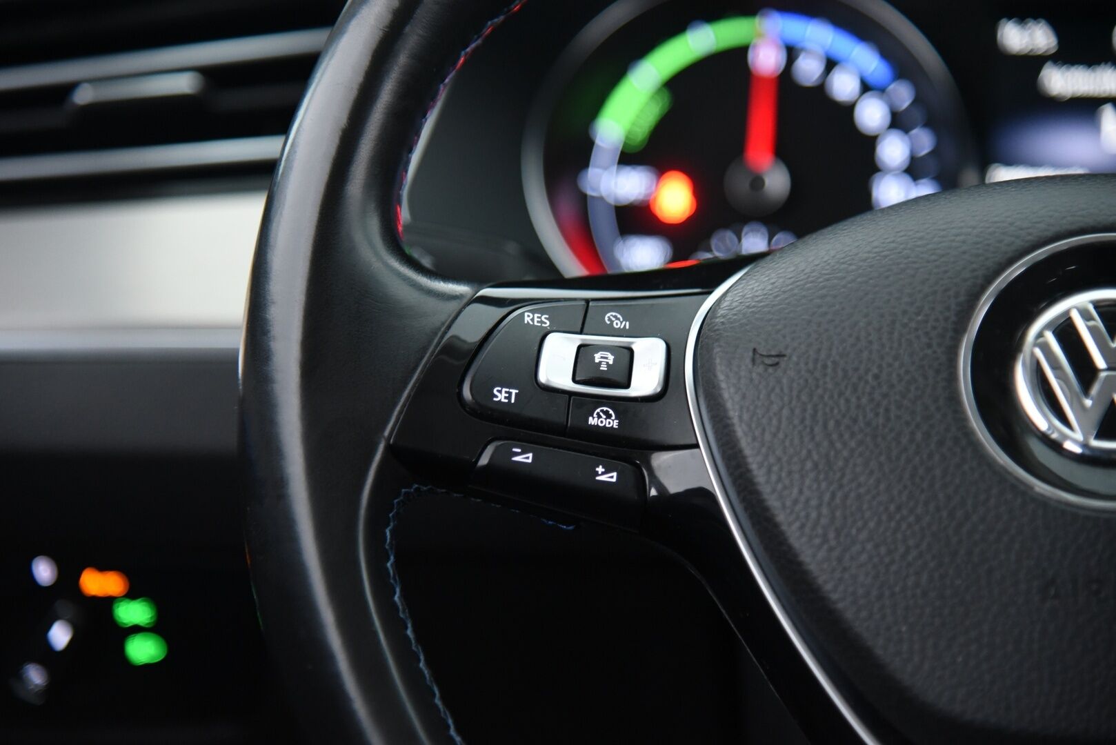 Volkswagen Passat 2018 Variant GTE Plug-In Hybrid 160 kW (218 hv) DSG-aut / Koukku / Webasto / ACC / P-kamera / App Connect - Uudemmalla keskinäytöllä / Jakopää vaihdettu -24 & 01/26 huollettu! 