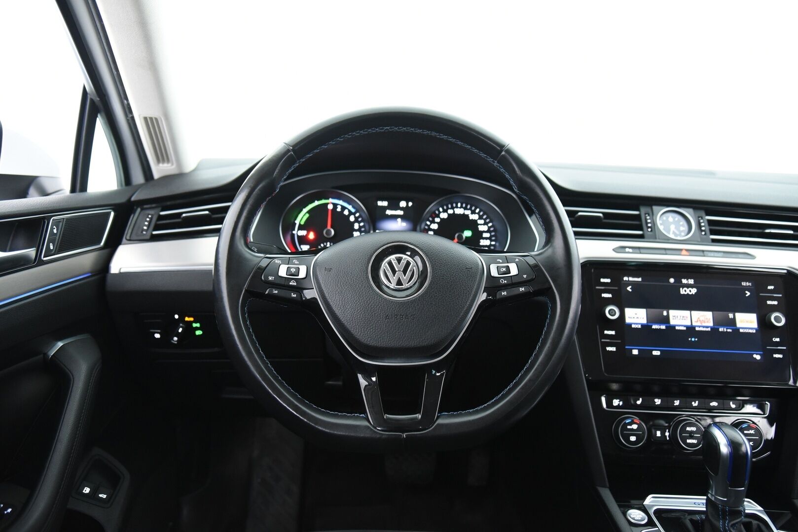 Volkswagen Passat 2018 Variant GTE Plug-In Hybrid 160 kW (218 hv) DSG-aut / Koukku / Webasto / ACC / P-kamera / App Connect - Uudemmalla keskinäytöllä / Jakopää vaihdettu -24 & 01/26 huollettu! 