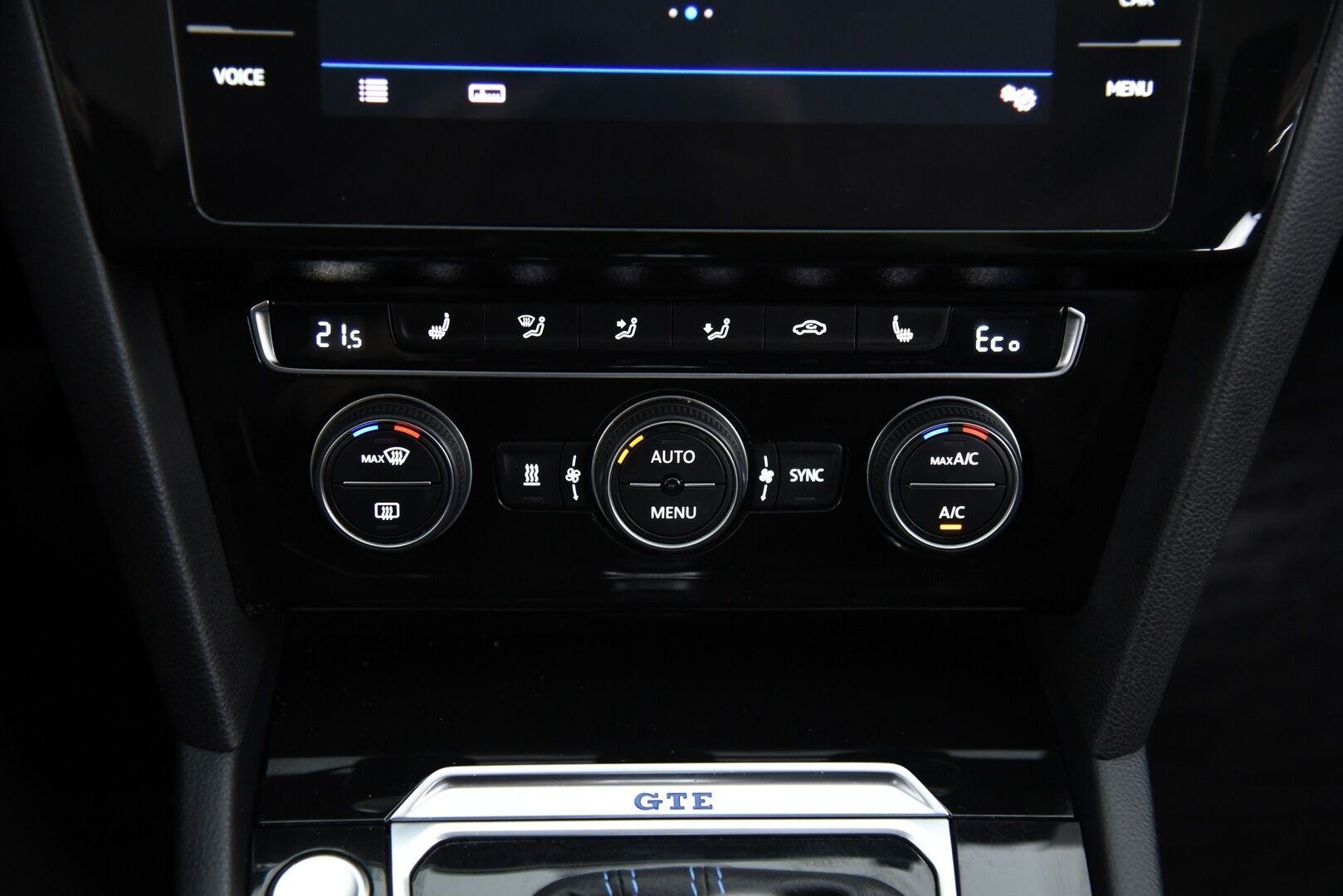 Volkswagen Passat 2018 Variant GTE Plug-In Hybrid 160 kW (218 hv) DSG-aut / Koukku / Webasto / ACC / P-kamera / App Connect - Uudemmalla keskinäytöllä / Jakopää vaihdettu -24 & 01/26 huollettu! 