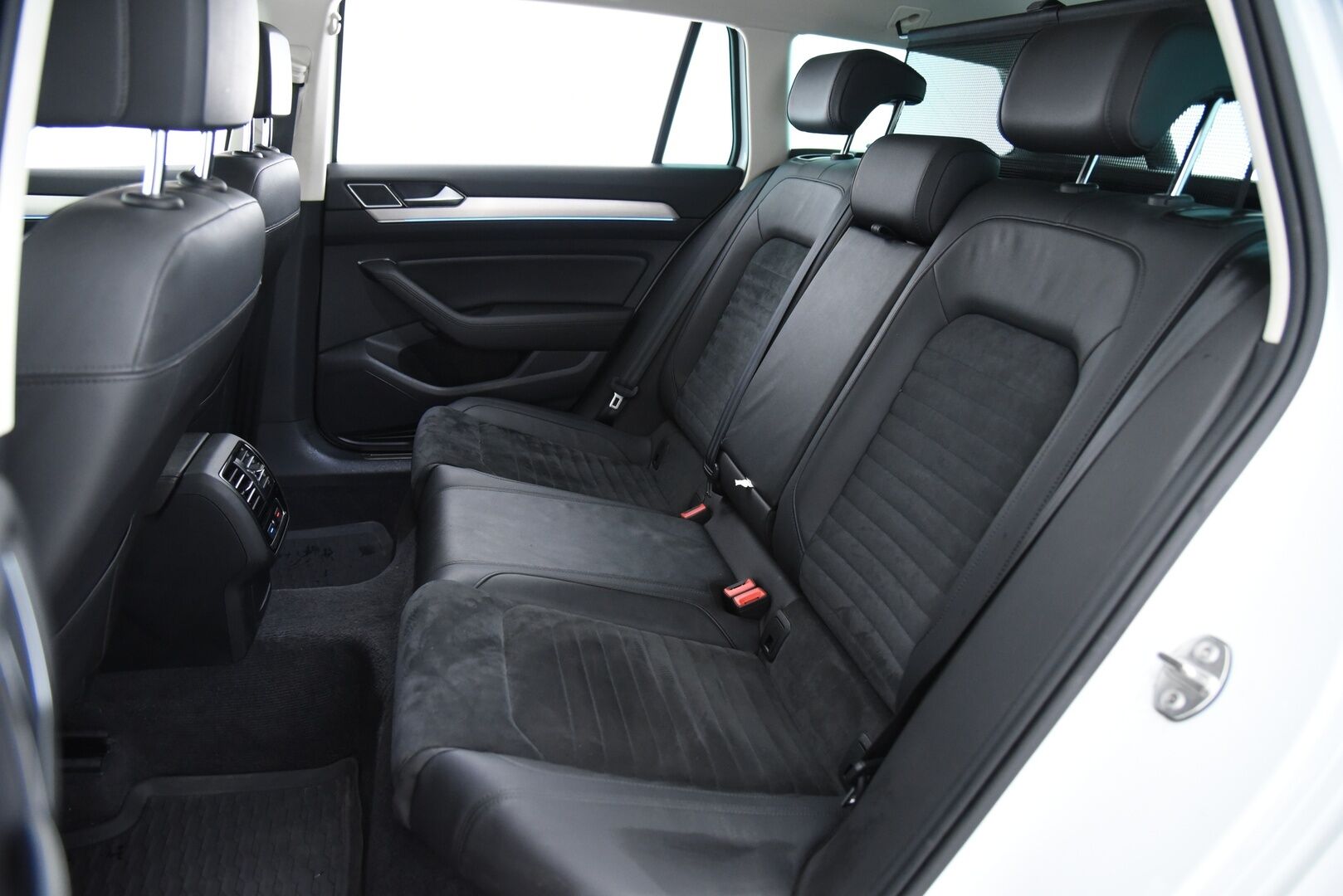 Volkswagen Passat 2018 Variant GTE Plug-In Hybrid 160 kW (218 hv) DSG-aut / Koukku / Webasto / ACC / P-kamera / App Connect - Uudemmalla keskinäytöllä / Jakopää vaihdettu -24 & 01/26 huollettu! 