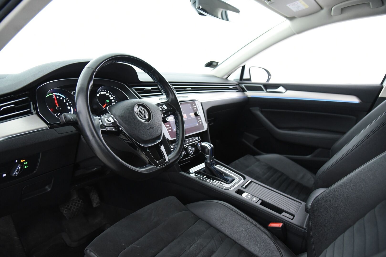 Volkswagen Passat 2018 Variant GTE Plug-In Hybrid 160 kW (218 hv) DSG-aut / Koukku / Webasto / ACC / P-kamera / App Connect - Uudemmalla keskinäytöllä / Jakopää vaihdettu -24 & 01/26 huollettu! 