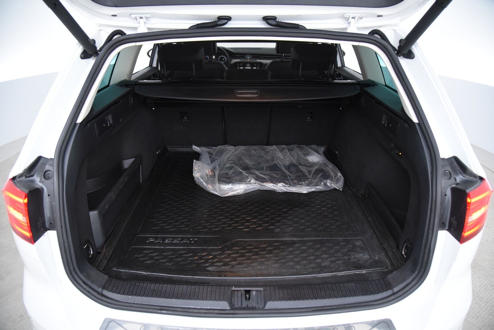 Volkswagen Passat 2018 Variant GTE Plug-In Hybrid 160 kW (218 hv) DSG-aut / Koukku / Webasto / ACC / P-kamera / App Connect - Uudemmalla keskinäytöllä / Jakopää vaihdettu -24 & 01/26 huollettu! 