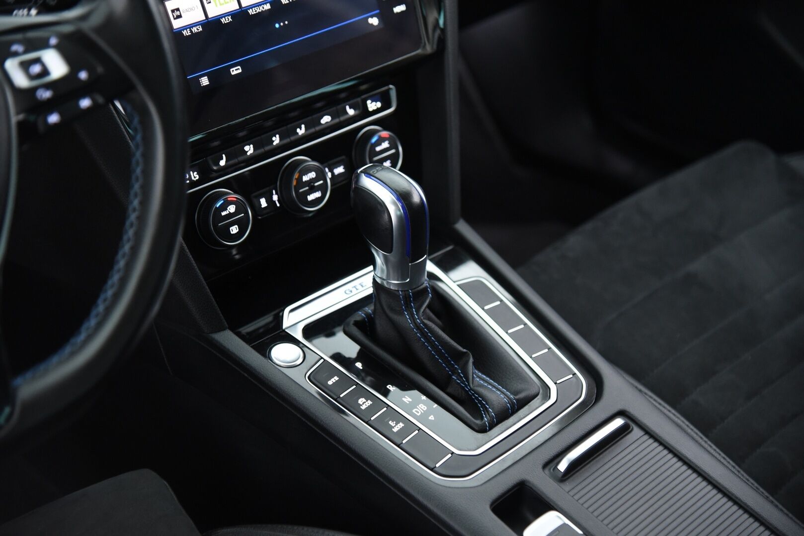 Volkswagen Passat 2018 Variant GTE Plug-In Hybrid 160 kW (218 hv) DSG-aut / Koukku / Webasto / ACC / P-kamera / App Connect - Uudemmalla keskinäytöllä / Jakopää vaihdettu -24 & 01/26 huollettu! 