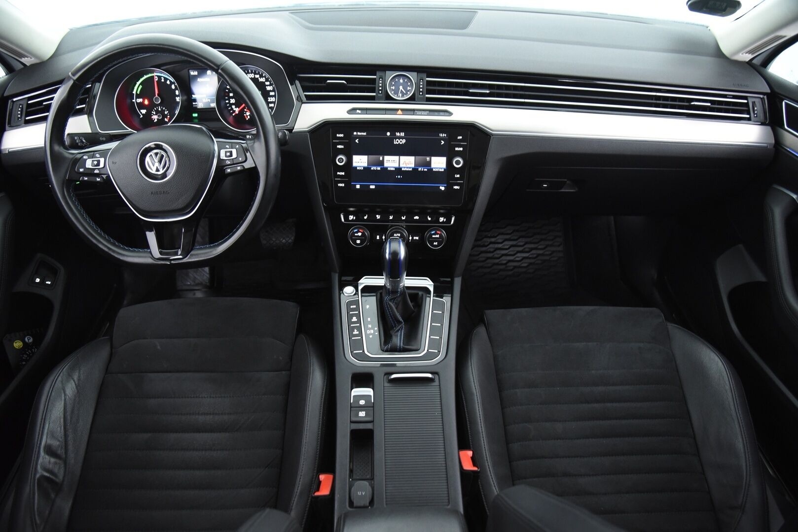 Volkswagen Passat 2018 Variant GTE Plug-In Hybrid 160 kW (218 hv) DSG-aut / Koukku / Webasto / ACC / P-kamera / App Connect - Uudemmalla keskinäytöllä / Jakopää vaihdettu -24 & 01/26 huollettu! 