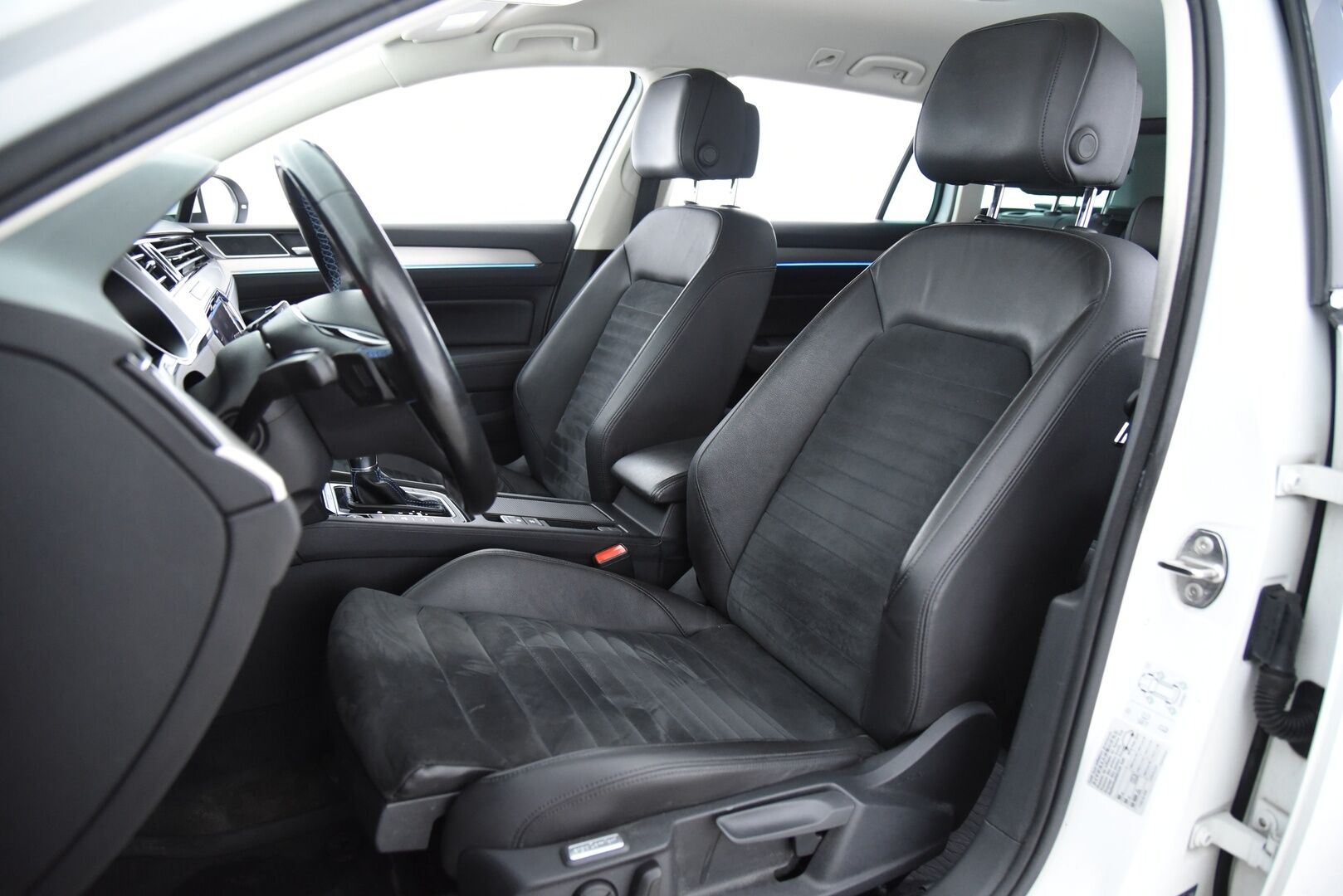 Volkswagen Passat 2018 Variant GTE Plug-In Hybrid 160 kW (218 hv) DSG-aut / Koukku / Webasto / ACC / P-kamera / App Connect - Uudemmalla keskinäytöllä / Jakopää vaihdettu -24 & 01/26 huollettu! 