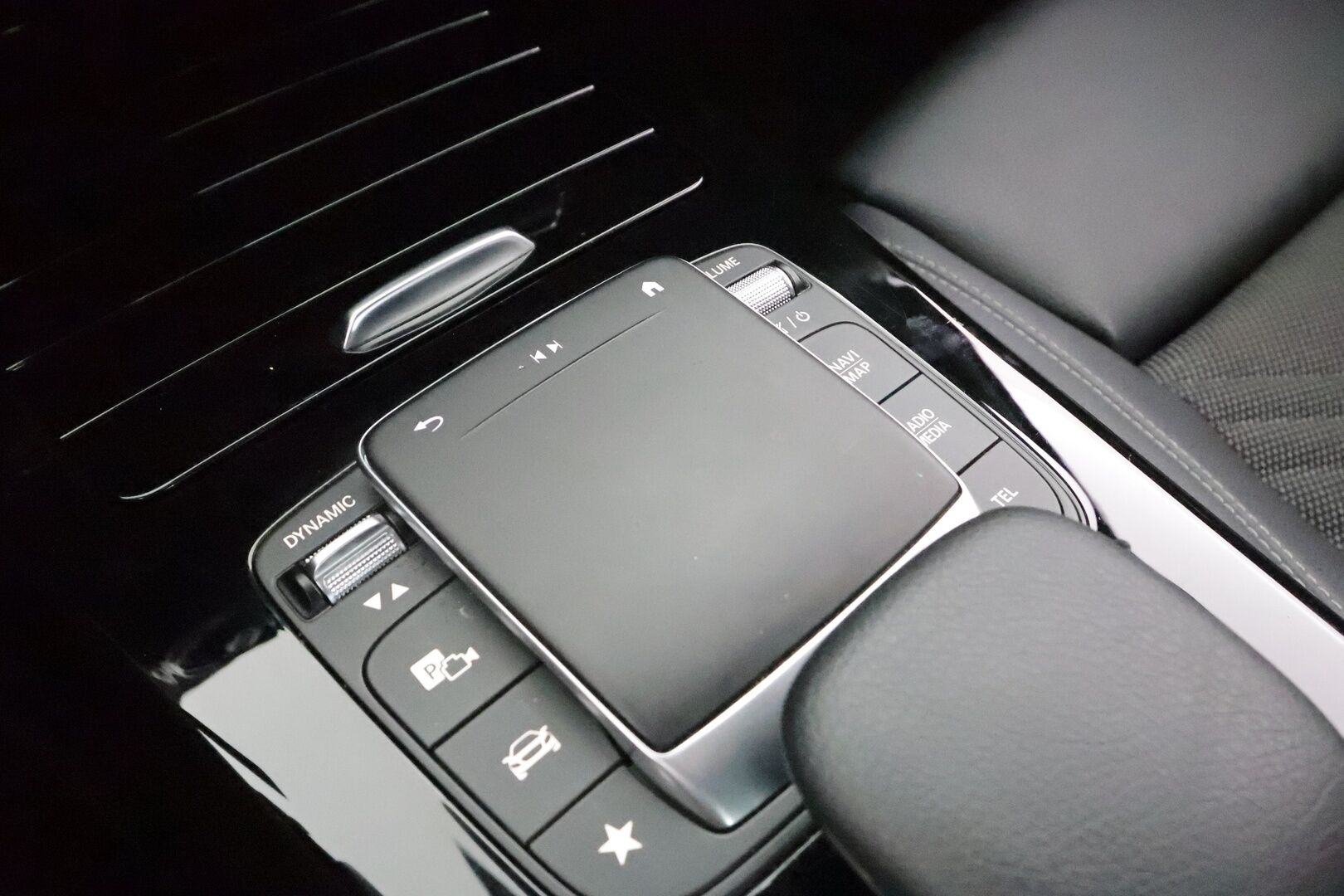 Mercedes-Benz A 2021 250 e A Business Style Edition EQ Power * Distronic Pro / Puolinahat / LED / Navi / P.kamera / Kaistavahti * - Suomi-auto / Kahdet renkaat aluvanteilla / Merkkihuollettu