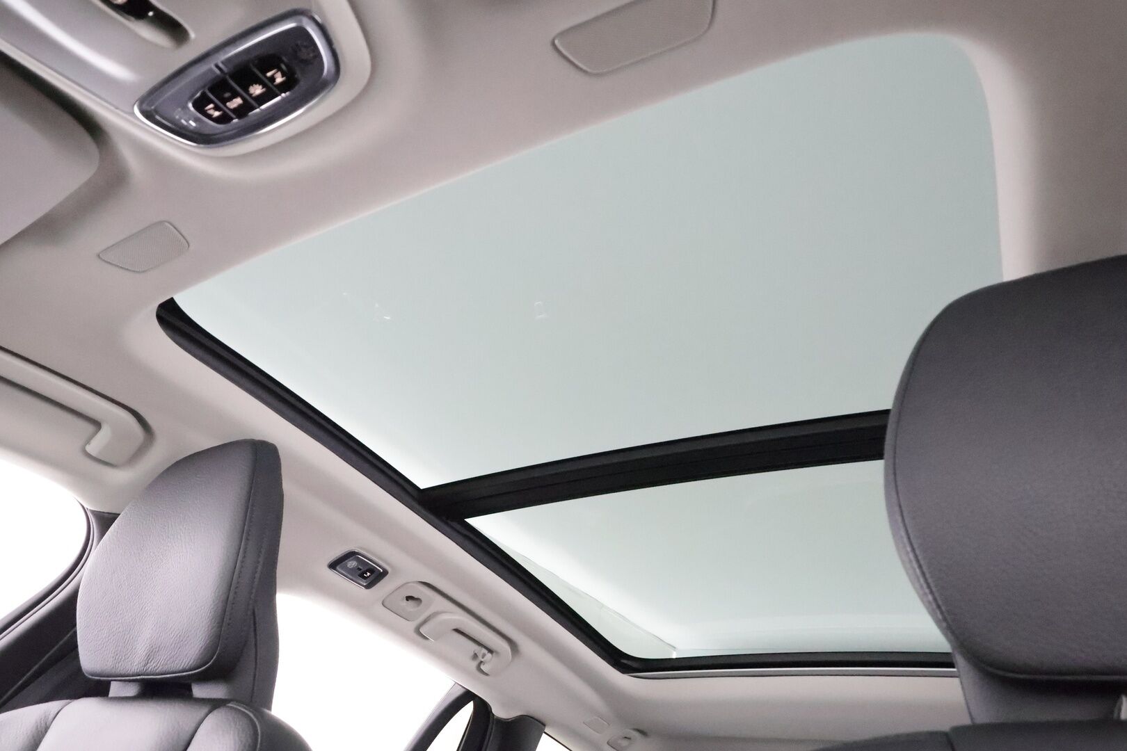 Volvo V60 2021 T6 TwE AWD Business Inscription Expression aut * Panorama / ACC / Full-LED / P.kamera / Sportpenkki Muistilla * - Webasto / Koukku / 1-om Suomi-auto / 2x Latauskaapelit / Kahdet renkaat aluvanteilla 