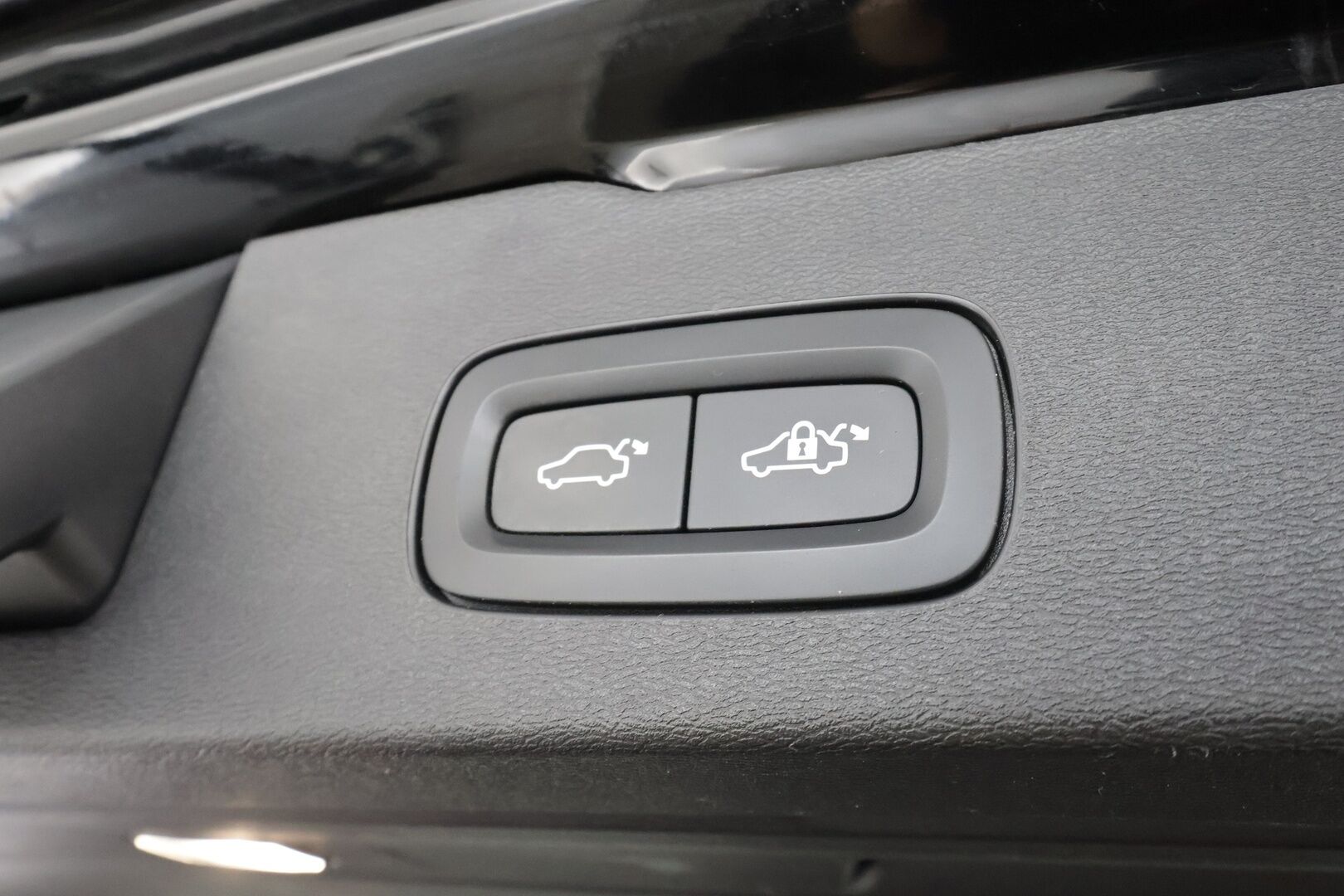 Volvo V60 2021 T6 TwE AWD Business Inscription Expression aut * Panorama / ACC / Full-LED / P.kamera / Sportpenkki Muistilla * - Webasto / Koukku / 1-om Suomi-auto / 2x Latauskaapelit / Kahdet renkaat aluvanteilla 