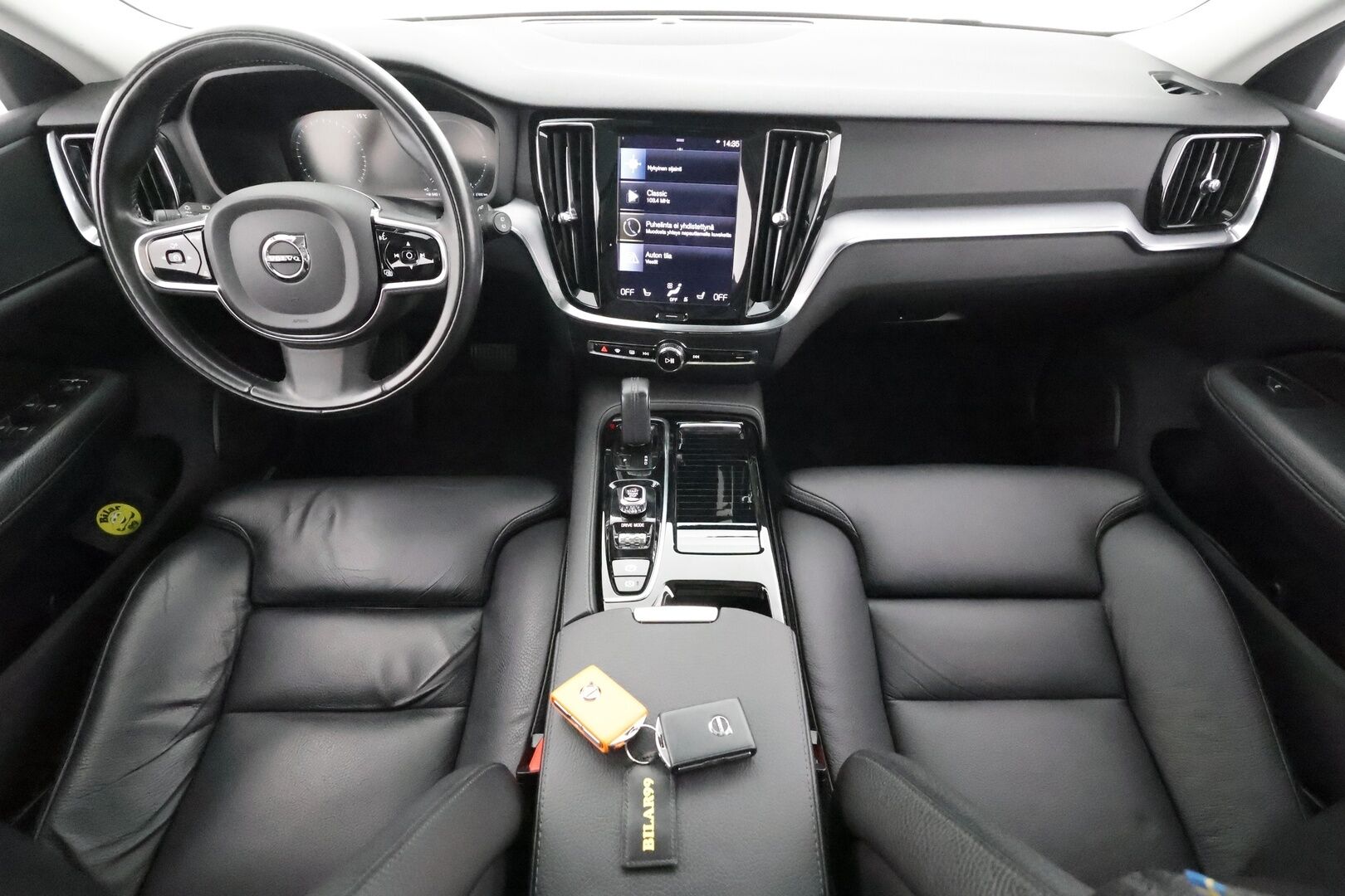 Volvo V60 2021 T6 TwE AWD Business Inscription Expression aut * Panorama / ACC / Full-LED / P.kamera / Sportpenkki Muistilla * - Webasto / Koukku / 1-om Suomi-auto / 2x Latauskaapelit / Kahdet renkaat aluvanteilla 