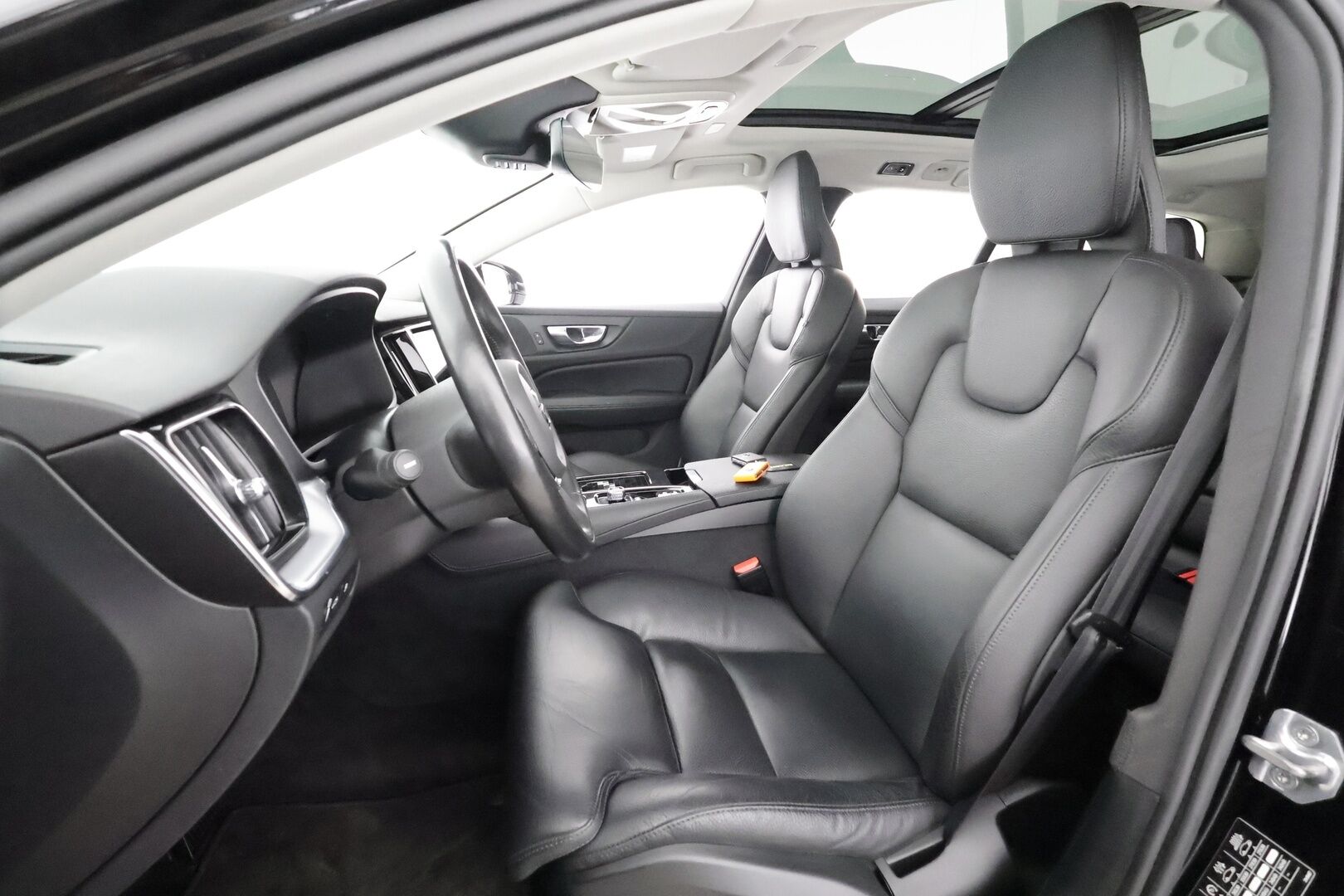 Volvo V60 2021 T6 TwE AWD Business Inscription Expression aut * Panorama / ACC / Webasto / Full-LED / P.kamera / Nahkasisusta * - Webasto / Koukku / 1-om Suomi-auto / 2x Latauskaapelit / Kahdet renkaat aluvanteilla - HULLUT AVAJAISHULINAT KORKOTARJOUS 3,29 %