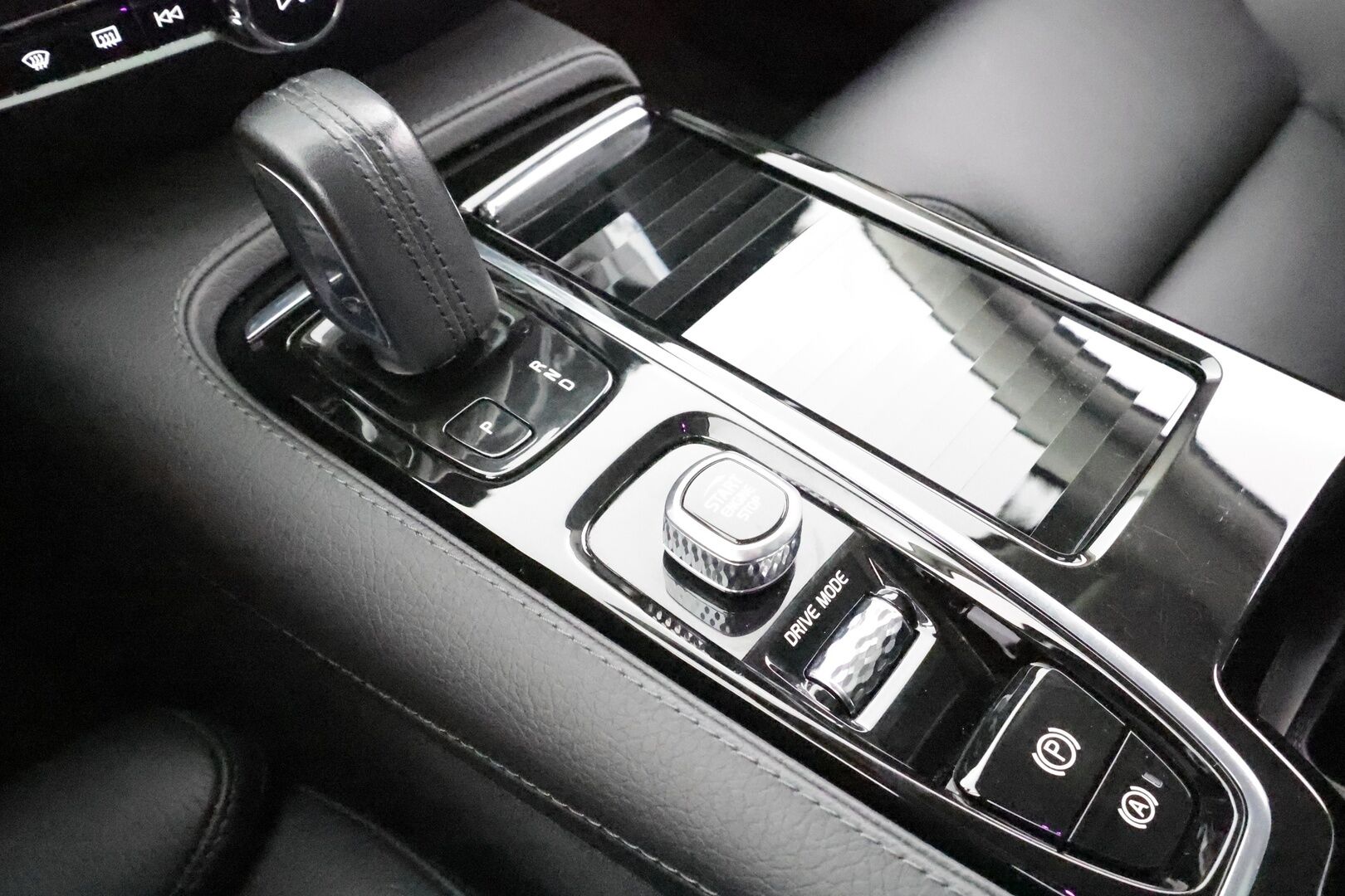 Volvo V60 2021 T6 TwE AWD Business Inscription Expression aut * Panorama / ACC / Full-LED / P.kamera / Sportpenkki Muistilla * - Webasto / Koukku / 1-om Suomi-auto / 2x Latauskaapelit / Kahdet renkaat aluvanteilla 