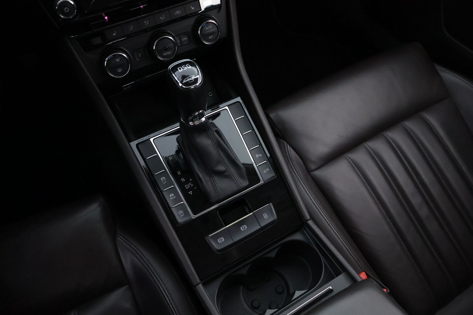 Skoda Superb 2015 2,0 TDI 190 L&K DSG Autom. - Laurin & Klement | Webasto | Adapt.vakkari | Canton | Vetokoukku | Nahkasisusta | Muistipenkki | LED | Juuri saapunut!