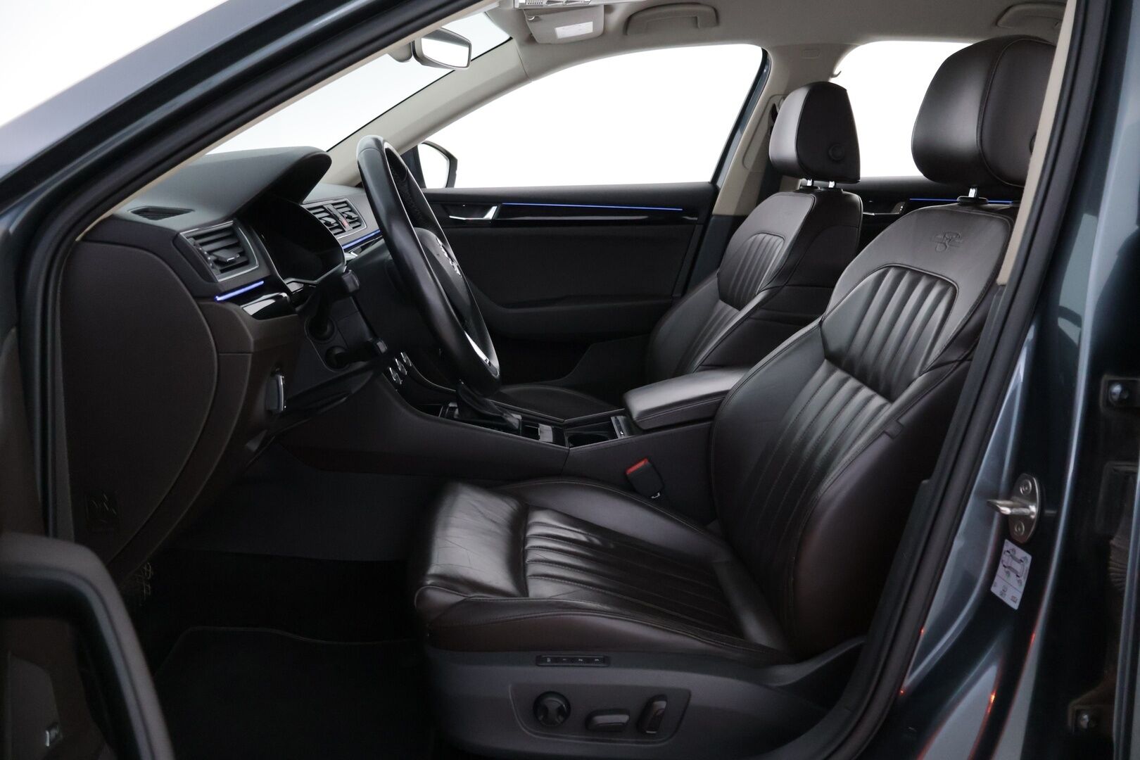 Skoda Superb 2015 2,0 TDI 190 L&K DSG Autom. - Laurin & Klement | Webasto | Adapt.vakkari | Canton | Vetokoukku | Nahkasisusta | Muistipenkki | LED | Juuri saapunut!