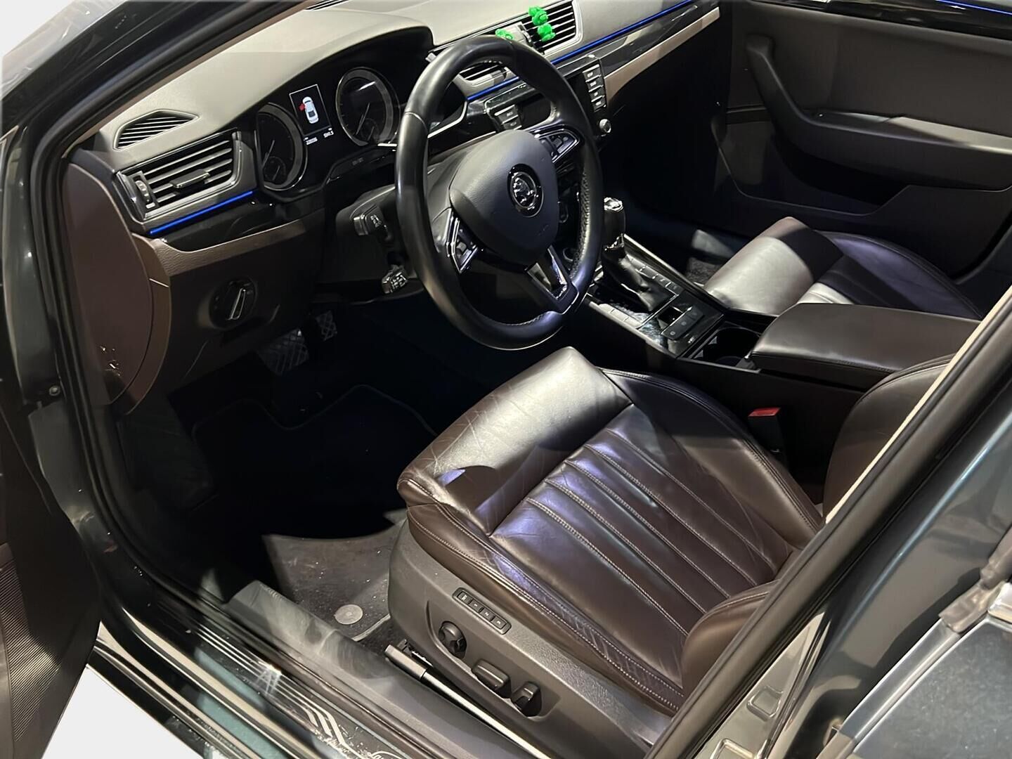 Skoda Superb 2015 2,0 TDI 190 L&K DSG Autom. - Laurin & Klement | Webasto | Adapt.vakkari | Canton | Vetokoukku | Nahkasisusta | Muistipenkki | LED | Juuri saapunut!