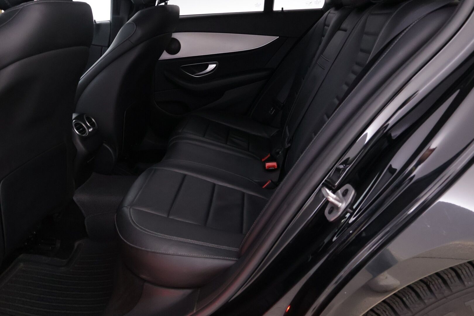 Mercedes-Benz E 2022 220 d Edition 4MATIC A *1-om. Suomiauto / Widescreen / 360° / KeyLessGo / Sporttinahat / Ambient / Koukku / S-Luukku* - Erittäin hyvin huollettu 1-omisteinen Suomiauto kaksilla laadukkailla renkailla ja vanteilla! - HULLU BLACKWEEK KORKOTARJOUS 2,49%