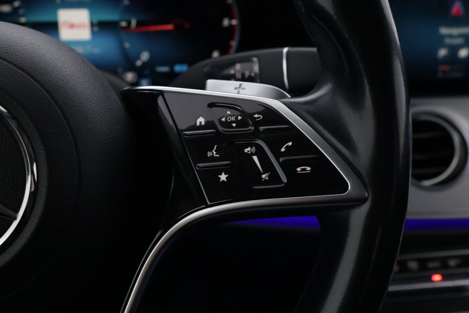 Mercedes-Benz E 2022 220 d Edition 4MATIC A *1-om. Suomiauto / Widescreen / 360° / KeyLessGo / Sporttinahat / Ambient / Koukku / S-Luukku* - Erittäin hyvin huollettu 1-omisteinen Suomiauto kaksilla laadukkailla renkailla ja vanteilla! - HULLU BLACKWEEK KORKOTARJOUS 2,49%