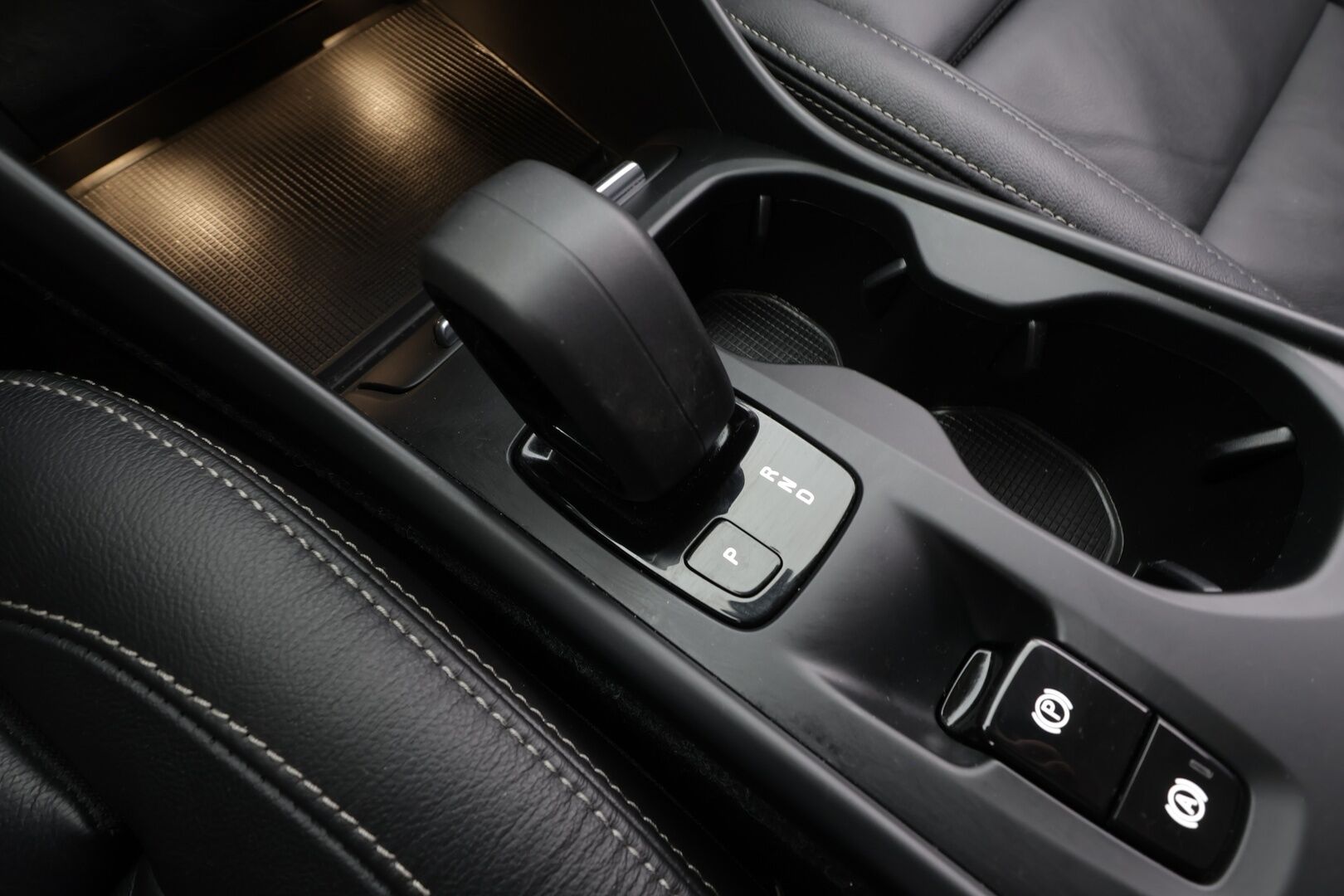 Volvo XC40 2022 T2 Business Edition aut - Suomi-auto | 1-omistaja | Kahdet renkaat aluvantein | ACC | Webasto | Peruutuskamera | Nahkaverhoilu | Sporttipenkit | Navigointi