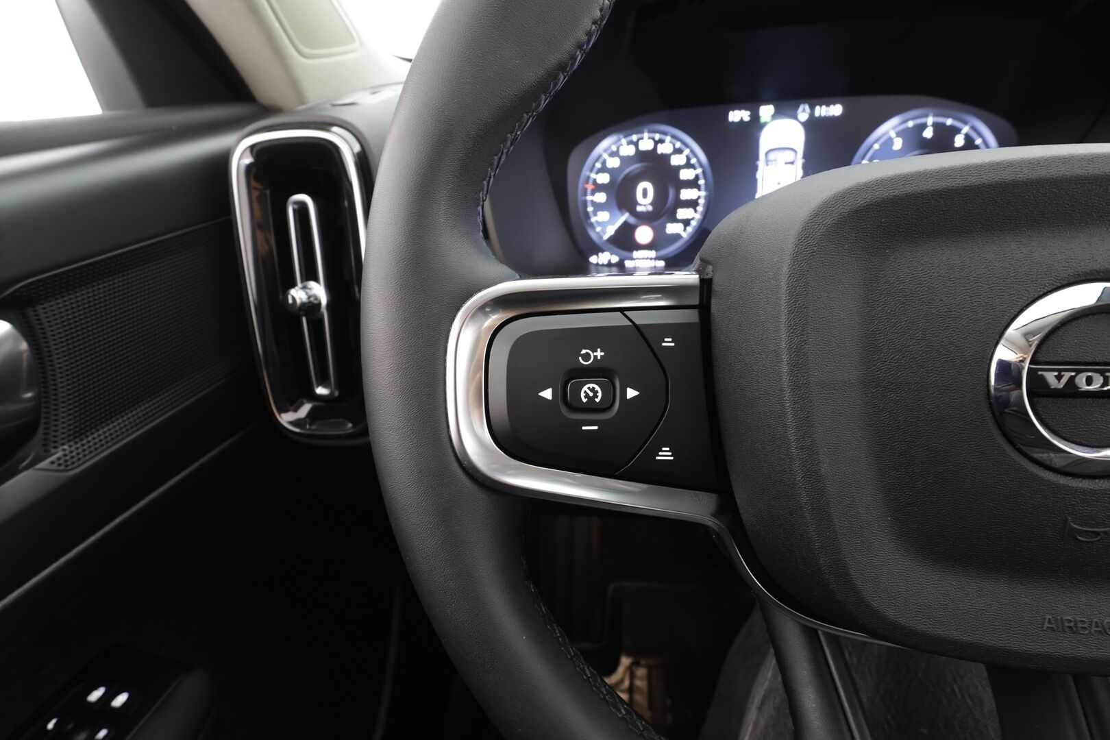 Volvo XC40 2022 T2 Business Edition aut - Suomi-auto | 1-omistaja | Kahdet renkaat aluvantein | ACC | Webasto | Peruutuskamera | Nahkaverhoilu | Sporttipenkit | Navigointi