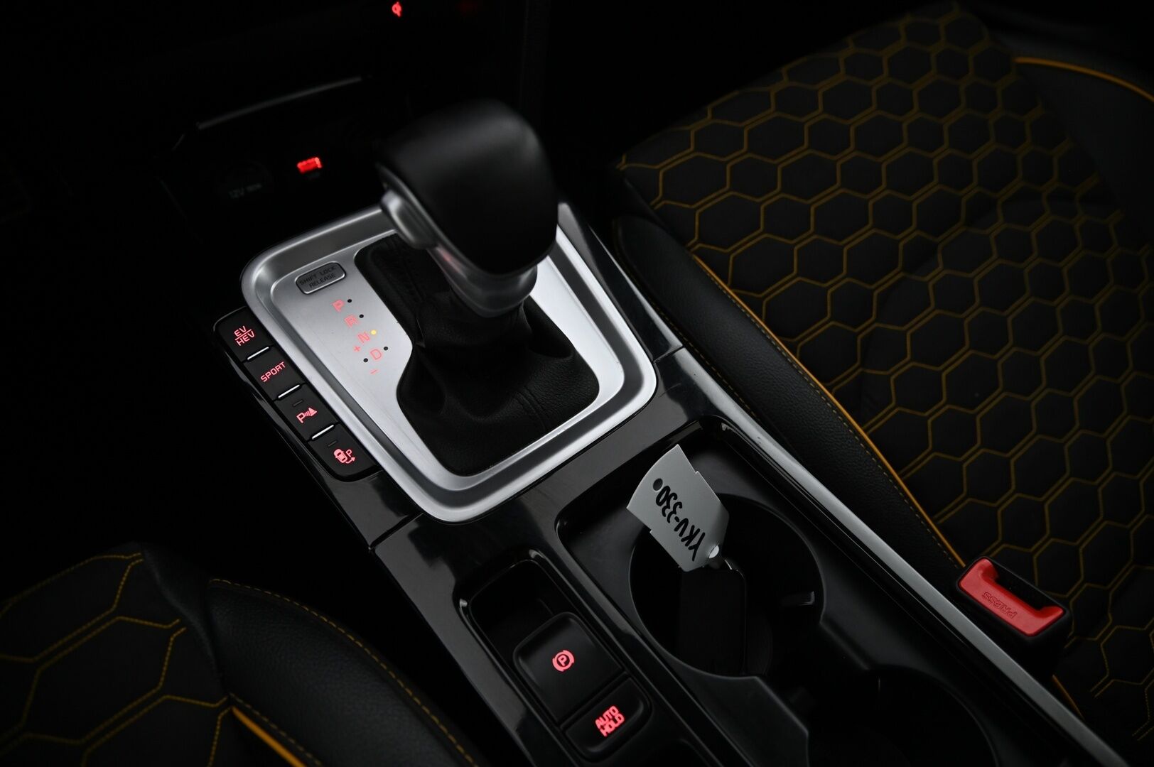 Kia XCeed 2022 1,6 GDI Plug-In Hybrid Business Premium Edition DCT **Yellow Pack / Adapt.vakkari / Muistipenkki / P.kamera / Navi** - Suomi-auto / Merkkihuollettu / Puolinahat / Sähköluukku / KeylessGo / LED / Penkinlämmittimet takana / Digimittaristo / Lohkolämmitin
