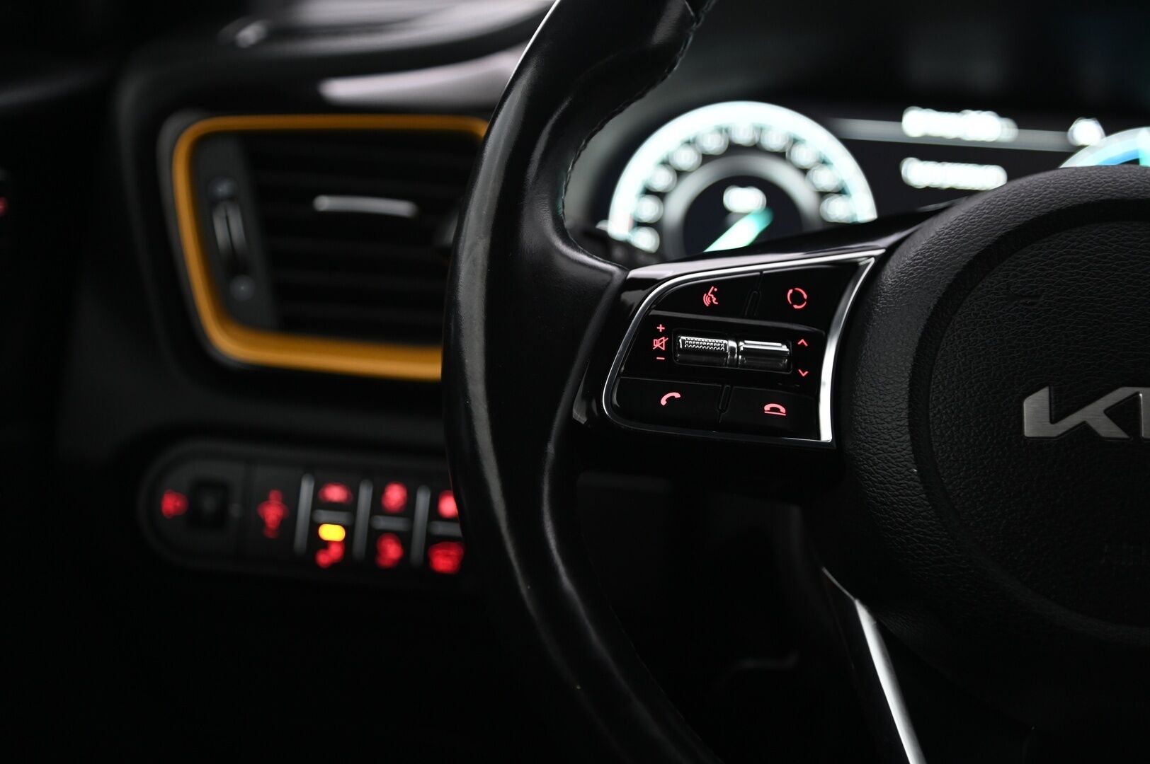 Kia XCeed 2022 1,6 GDI Plug-In Hybrid Business Premium Edition DCT **Yellow Pack / Adapt.vakkari / Muistipenkki / P.kamera / Navi** - Suomi-auto / Merkkihuollettu / Puolinahat / Sähköluukku / KeylessGo / LED / Penkinlämmittimet takana / Digimittaristo / Lohkolämmitin
