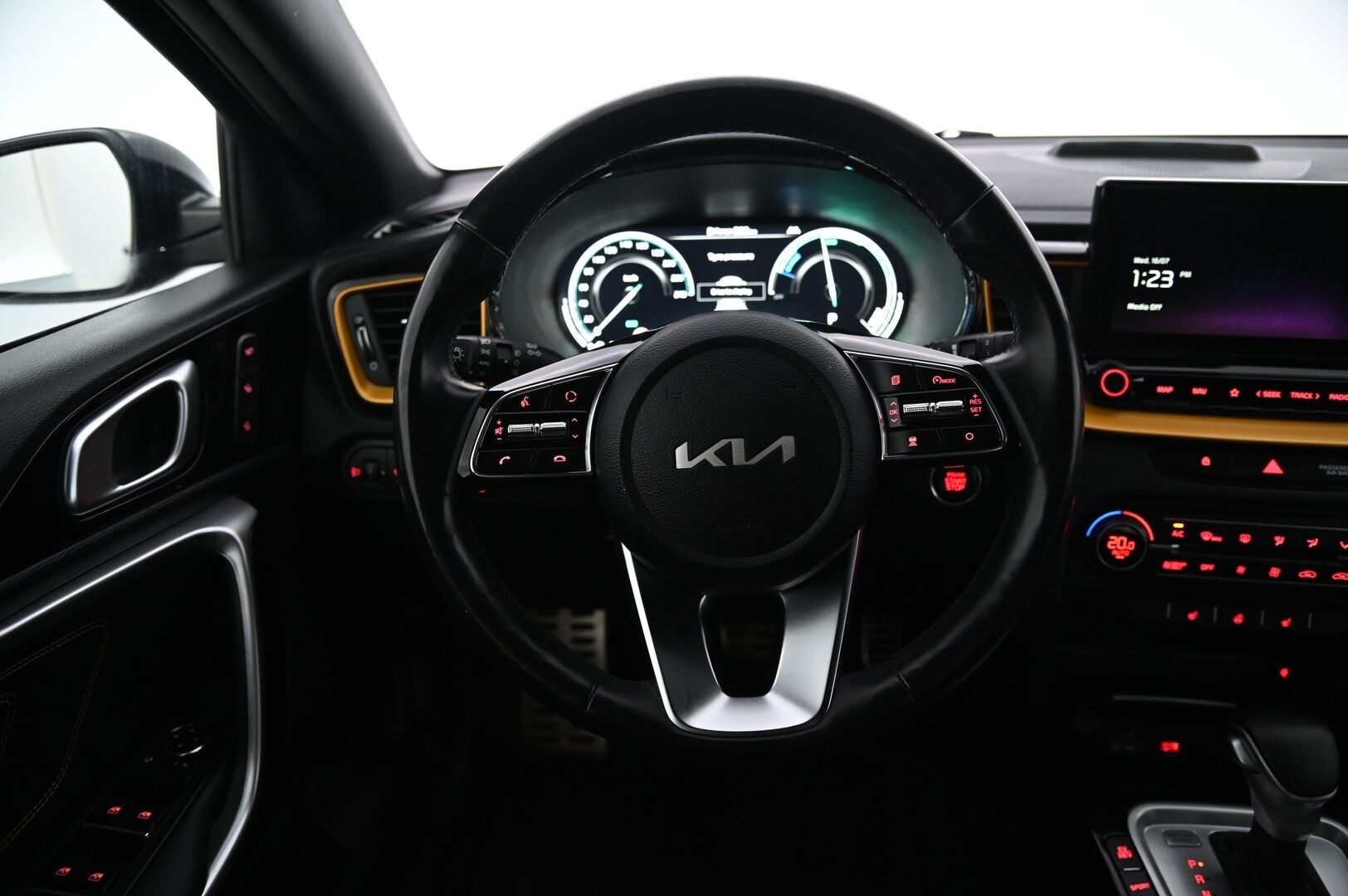 Kia XCeed 2022 1,6 GDI Plug-In Hybrid Business Premium Edition DCT **Yellow Pack / Adapt.vakkari / Muistipenkki / P.kamera / Navi** - Suomi-auto / Merkkihuollettu / Puolinahat / Sähköluukku / KeylessGo / LED / Penkinlämmittimet takana / Digimittaristo / Lohkolämmitin
