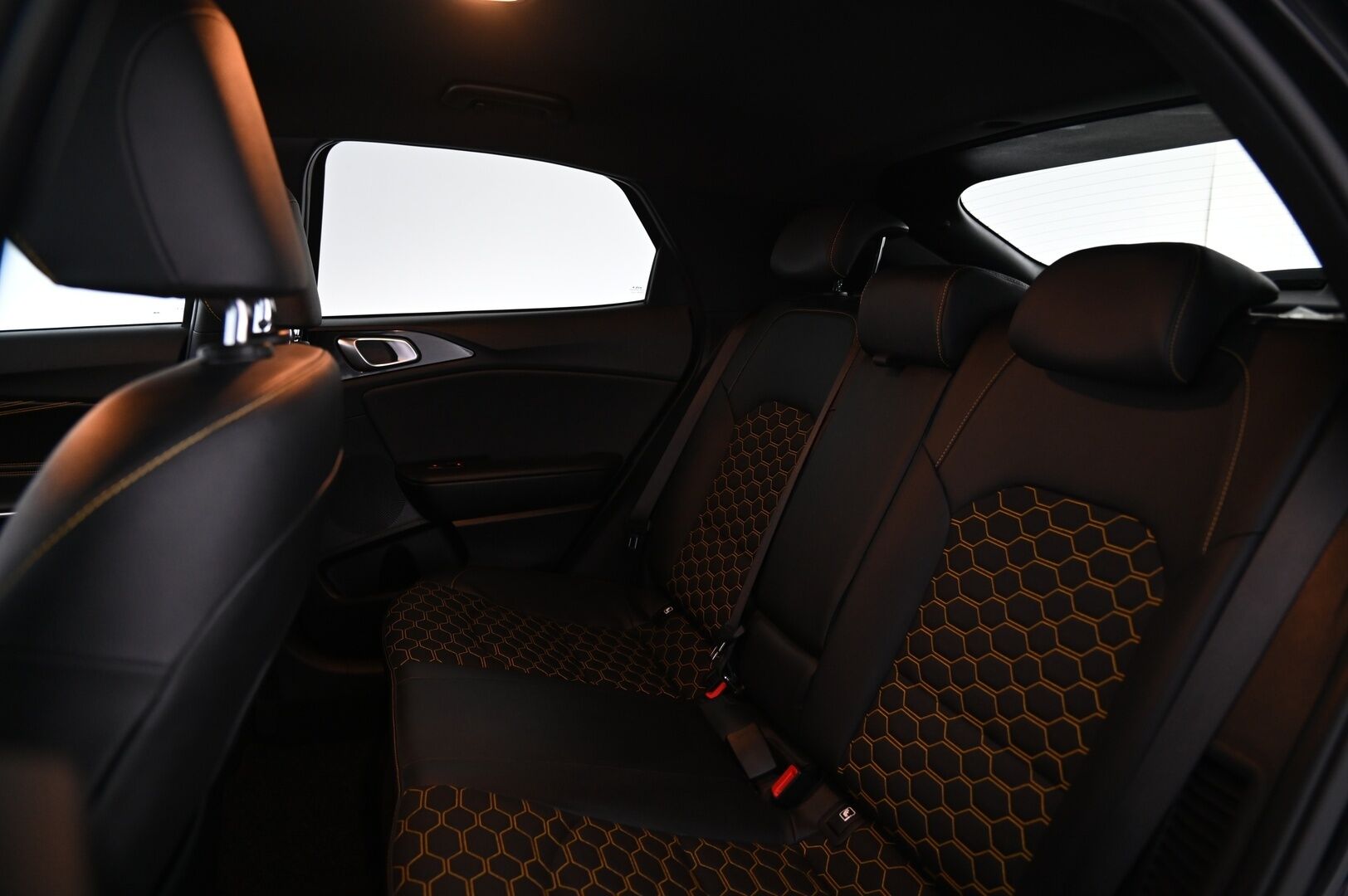 Kia XCeed 2022 1,6 GDI Plug-In Hybrid Business Premium Edition DCT **Yellow Pack / Adapt.vakkari / Muistipenkki / P.kamera / Navi** - Suomi-auto / Merkkihuollettu / Puolinahat / Sähköluukku / KeylessGo / LED / Penkinlämmittimet takana / Digimittaristo / Lohkolämmitin