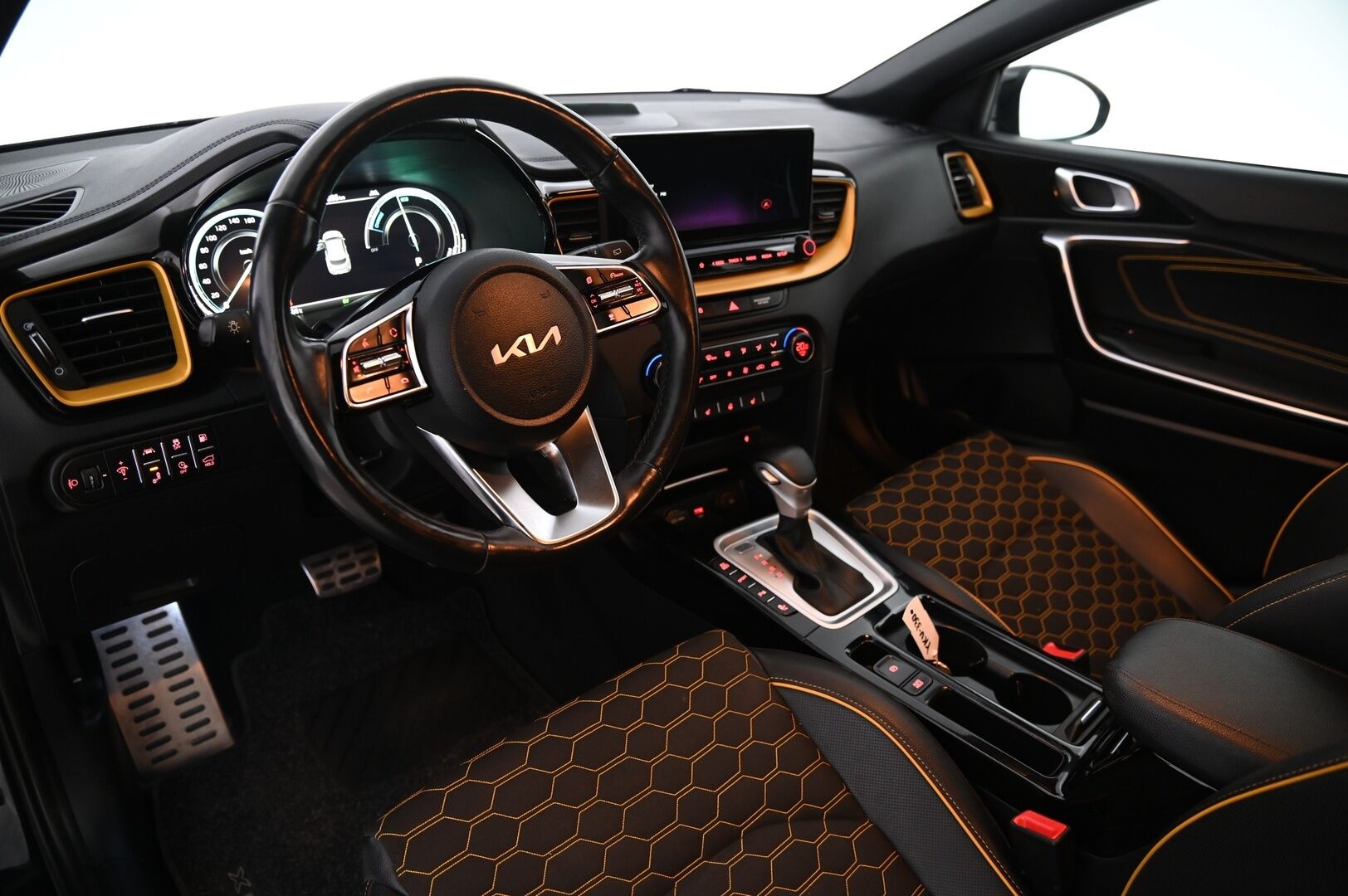 Kia XCeed 2022 1,6 GDI Plug-In Hybrid Business Premium Edition DCT **Yellow Pack / Adapt.vakkari / Muistipenkki / P.kamera / Navi** - Suomi-auto / Merkkihuollettu / Puolinahat / Sähköluukku / KeylessGo / LED / Penkinlämmittimet takana / Digimittaristo / Lohkolämmitin