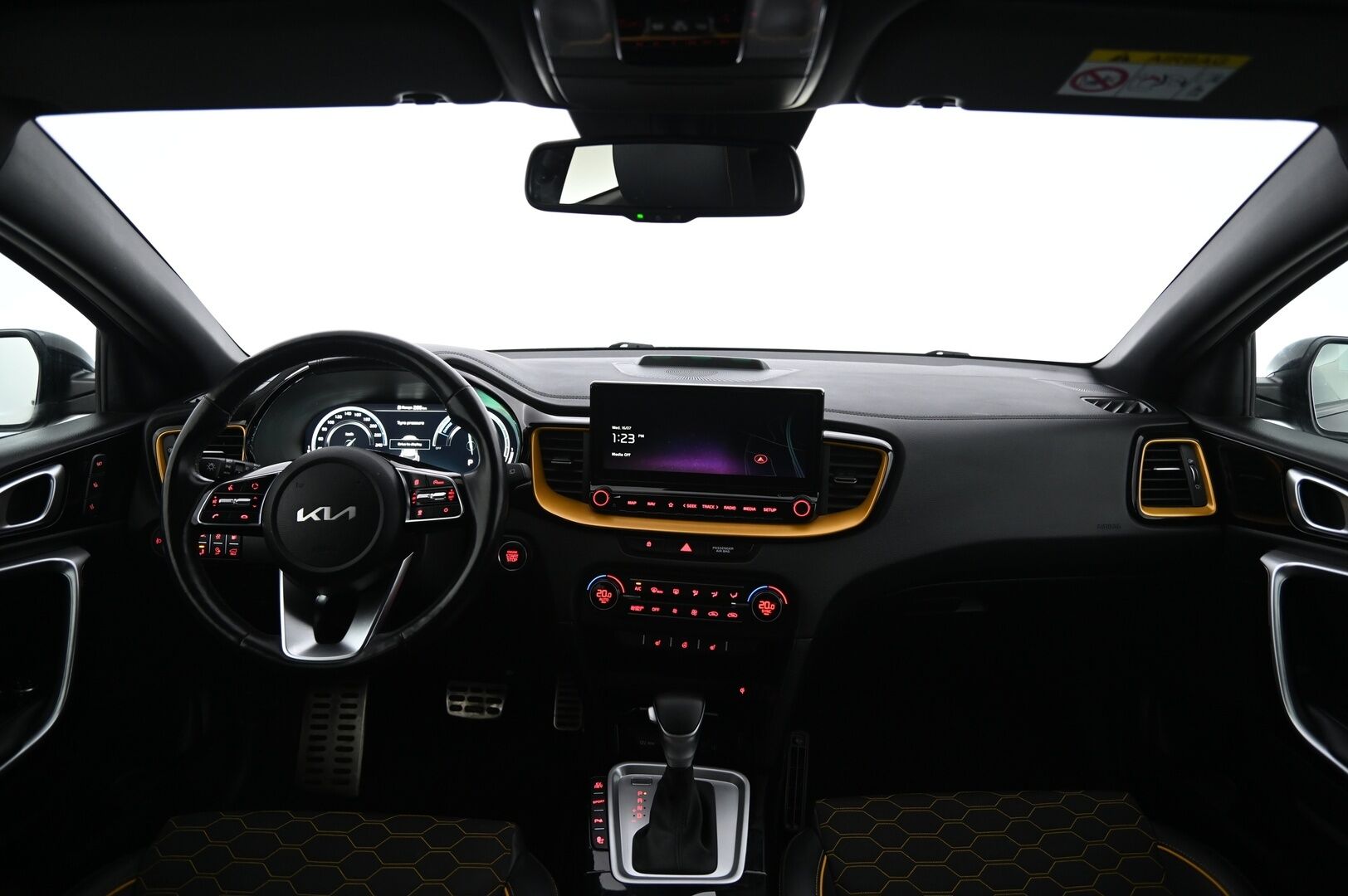 Kia XCeed 2022 1,6 GDI Plug-In Hybrid Business Premium Edition DCT **Yellow Pack / Adapt.vakkari / Muistipenkki / P.kamera / Navi** - Suomi-auto / Merkkihuollettu / Puolinahat / Sähköluukku / KeylessGo / LED / Penkinlämmittimet takana / Digimittaristo / Lohkolämmitin