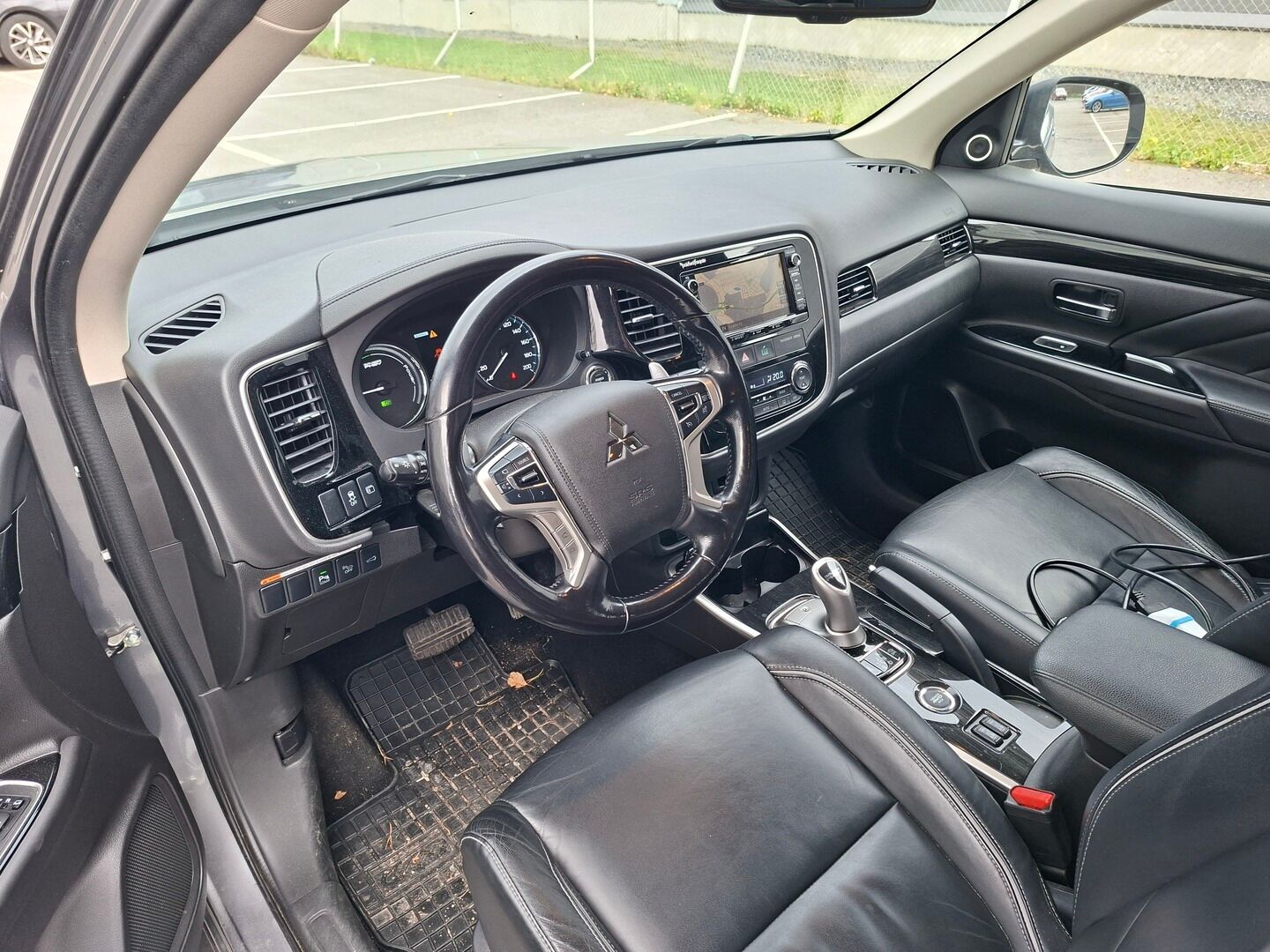 Mitsubishi OUTLANDER PHEV 2016 Intense 4WD 5P - Vetokoukku | 360kamera | Nahkapenkit sähkösäädöllä | Lohko+sis | Keyless Go | LED | SoH 80.3%